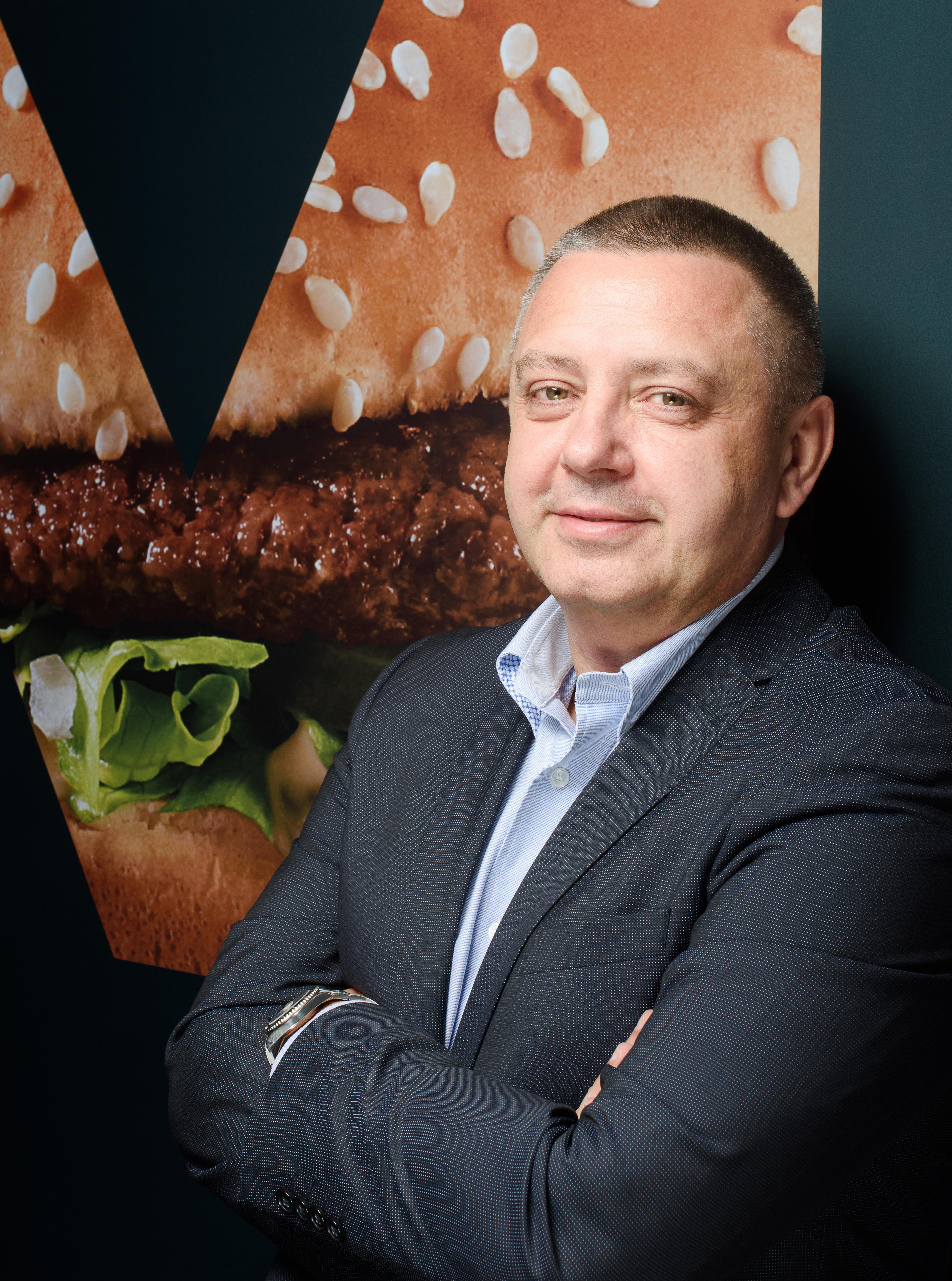 Piotr Jucha. Nowy wiceprezes firmy McDonald's to Polak - Biznes -  Newsweek.pl