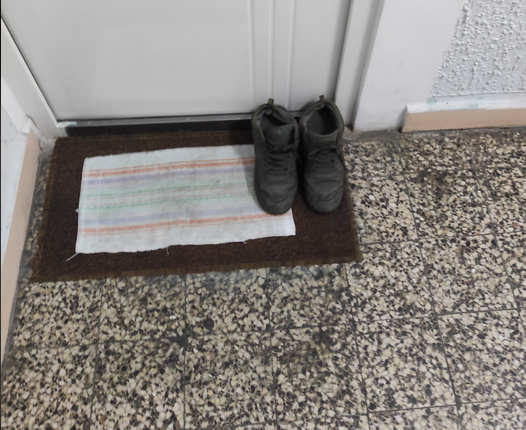 Cipele ispred vrata