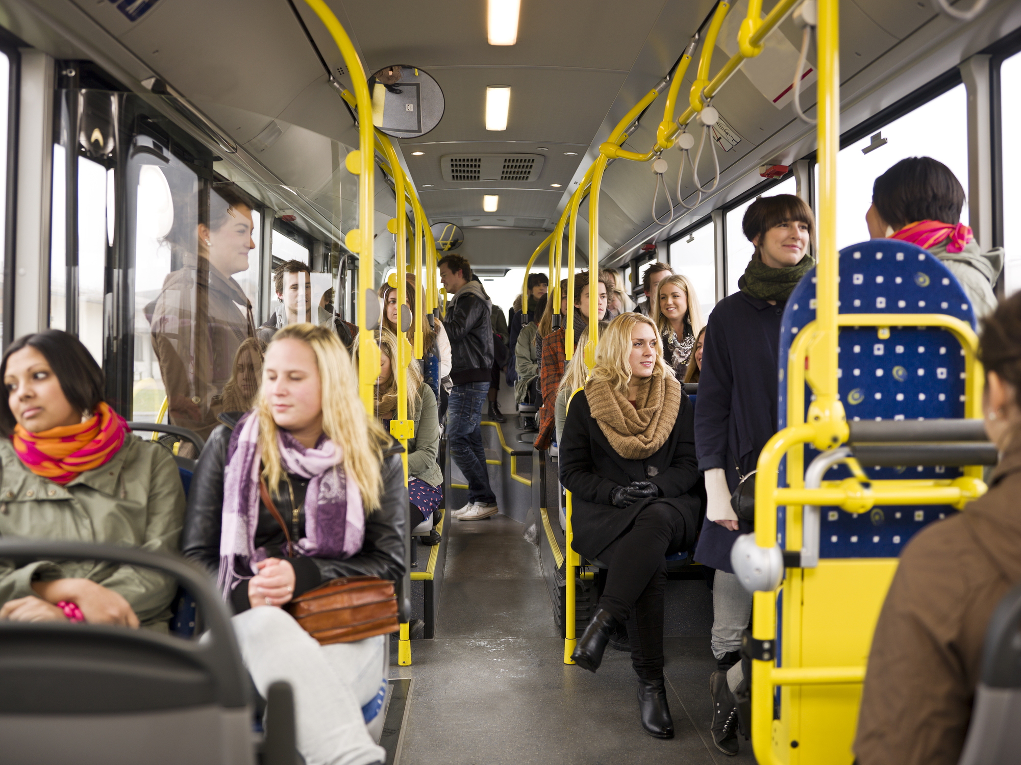 Москва едет на работу. Люди в транспорте. Люди в автобусе. Автобус внутри с людьми. Пассажиры в автобусе.