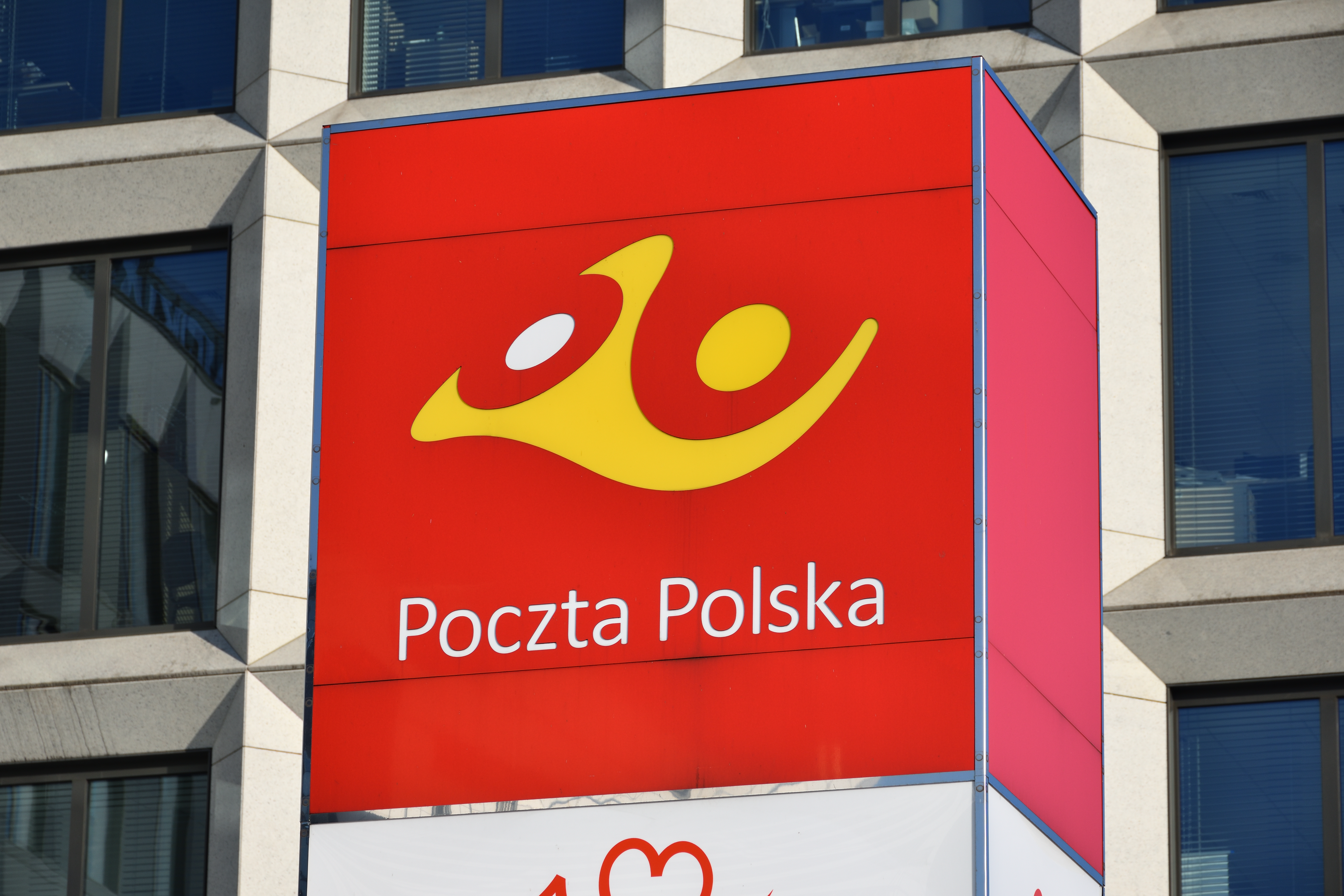 Poczta Polska: zwolnienia mniejsze niż planowano, praca w sortowni