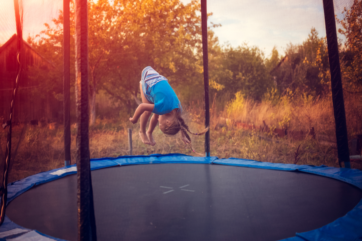 Twoje dziecko bawi się na trampolinie? To może być niebezpieczne - Dziecko