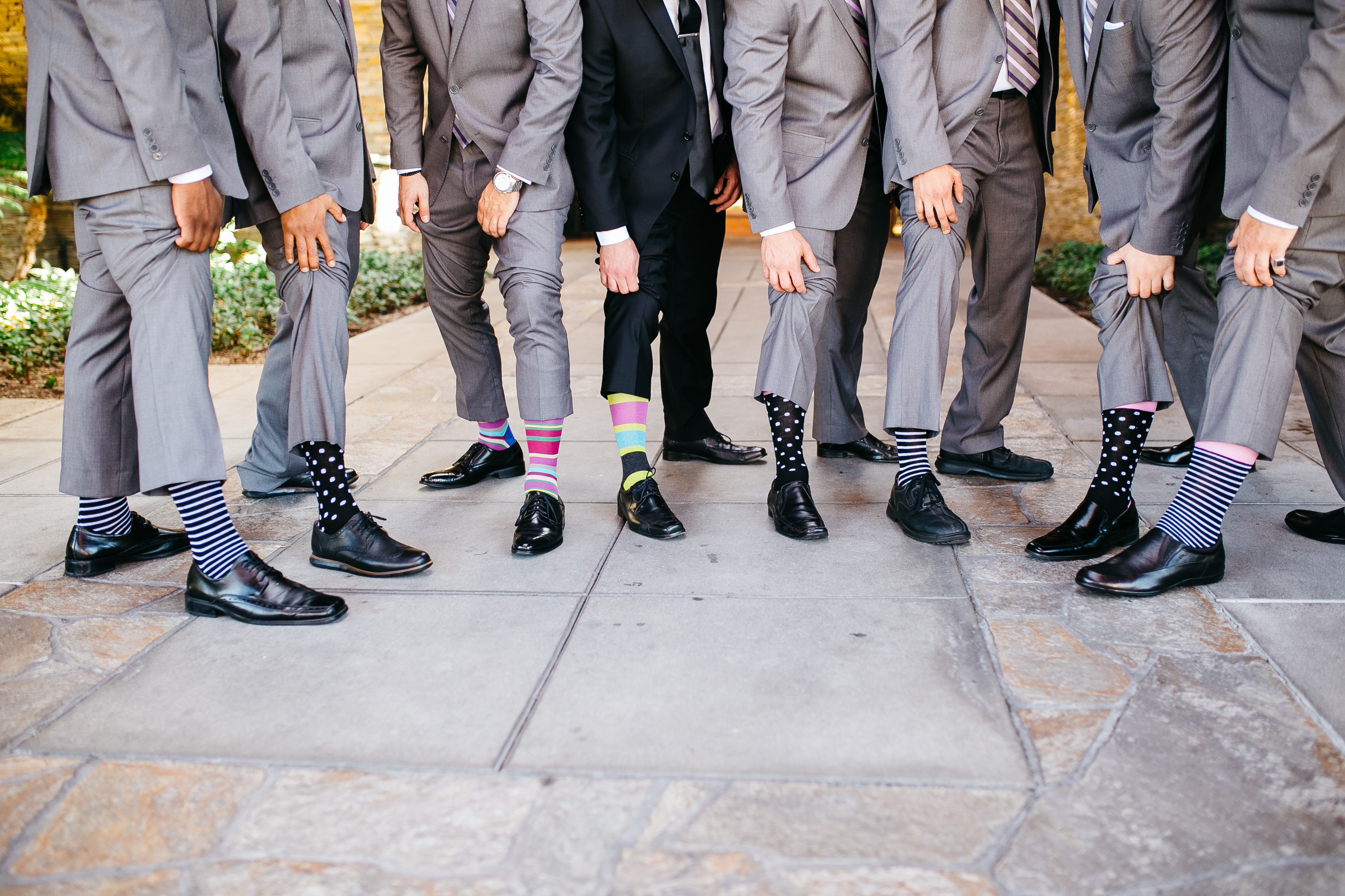 Мужские носки какие лучше для повседневной. Цветные носки с костюмом. Мужские носки с туфлями. Яркие носки с костюмом. Цветные носки мужские под костюм.