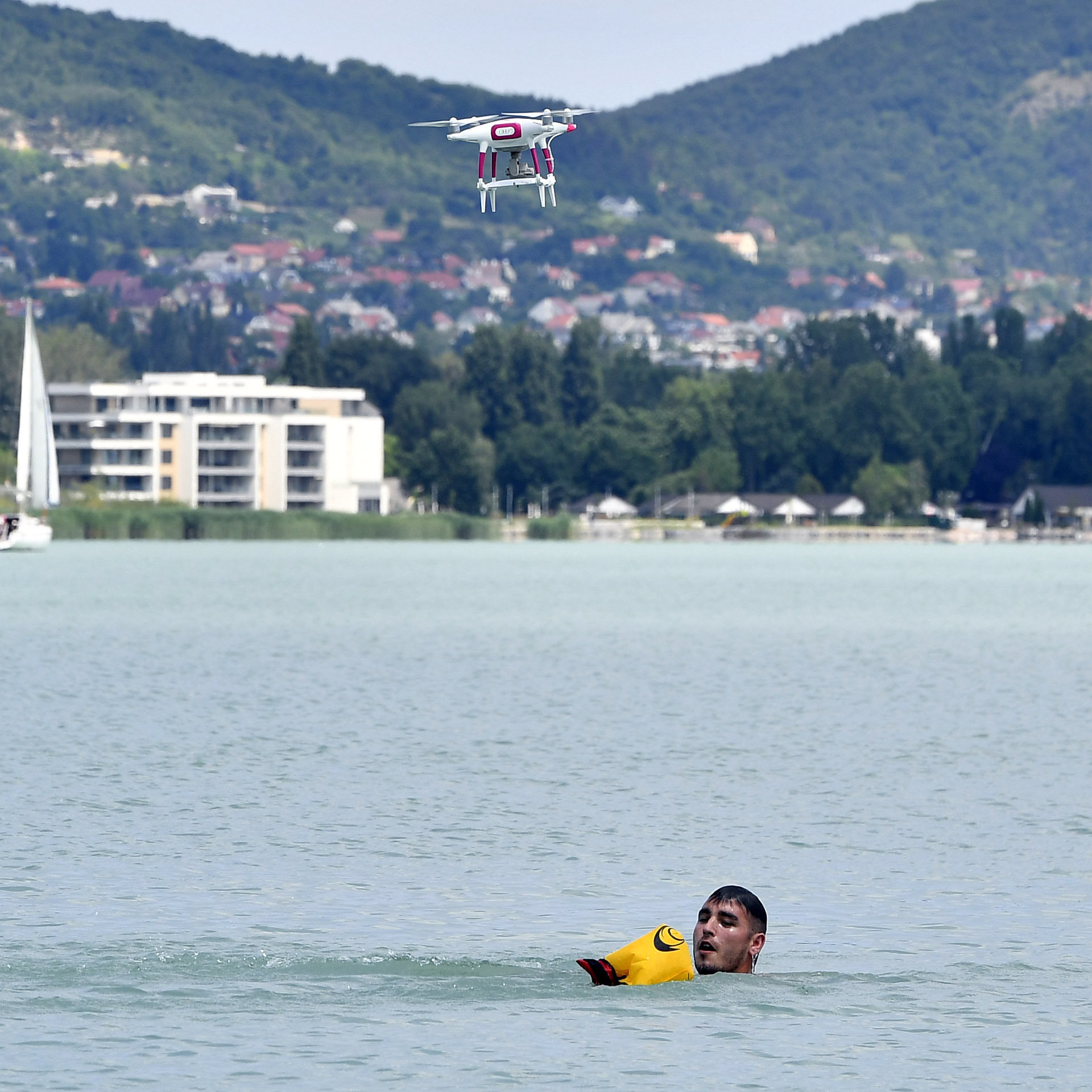 Drónok segítik a vízimentők munkáját a Balatonon - Blikk
