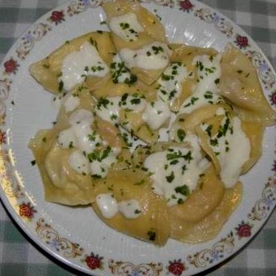 Ravioli sajtmártással