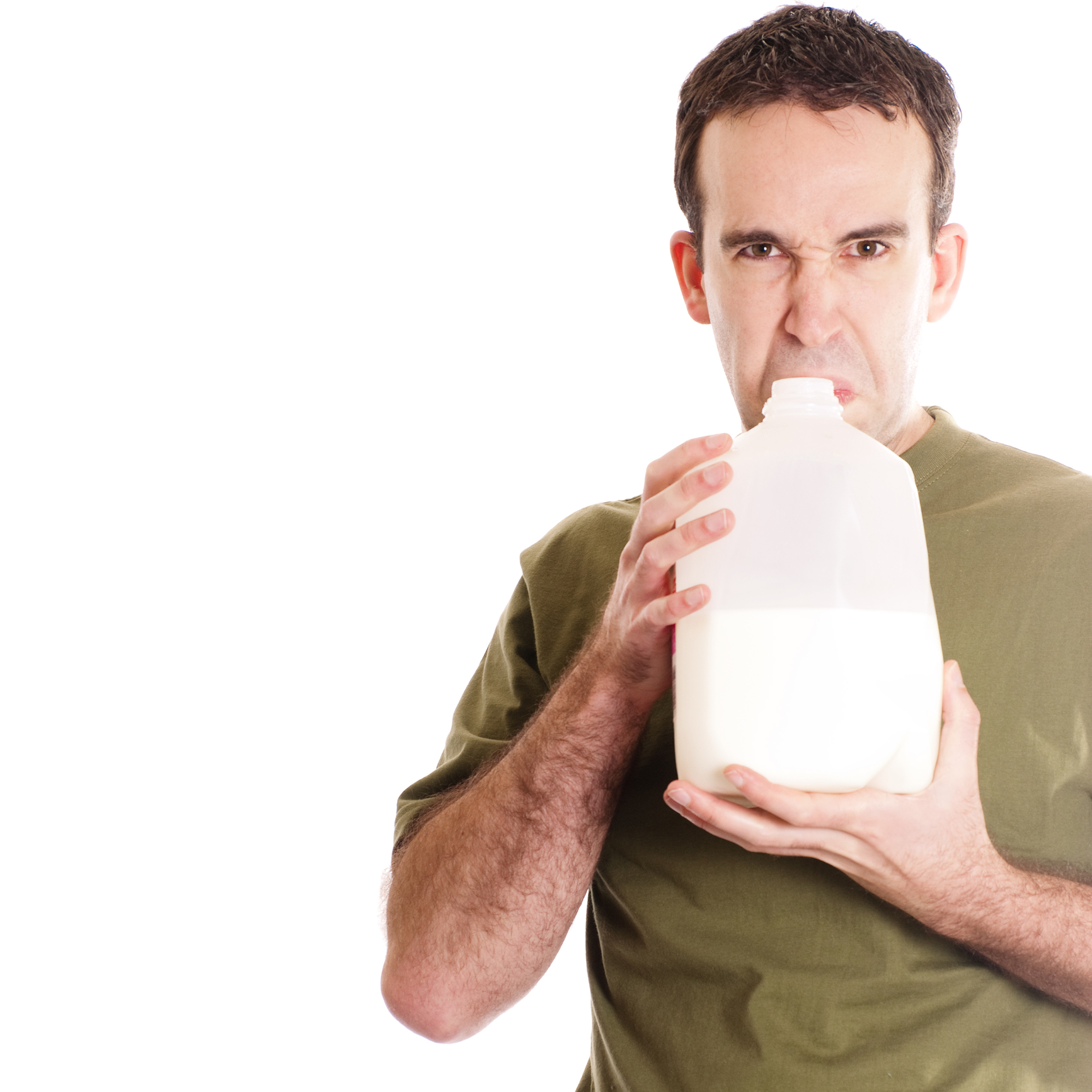 Молоко воняет. Нюхает молоко. Протухшее молоко. Человек с молоком. Человек нюхает молоко.