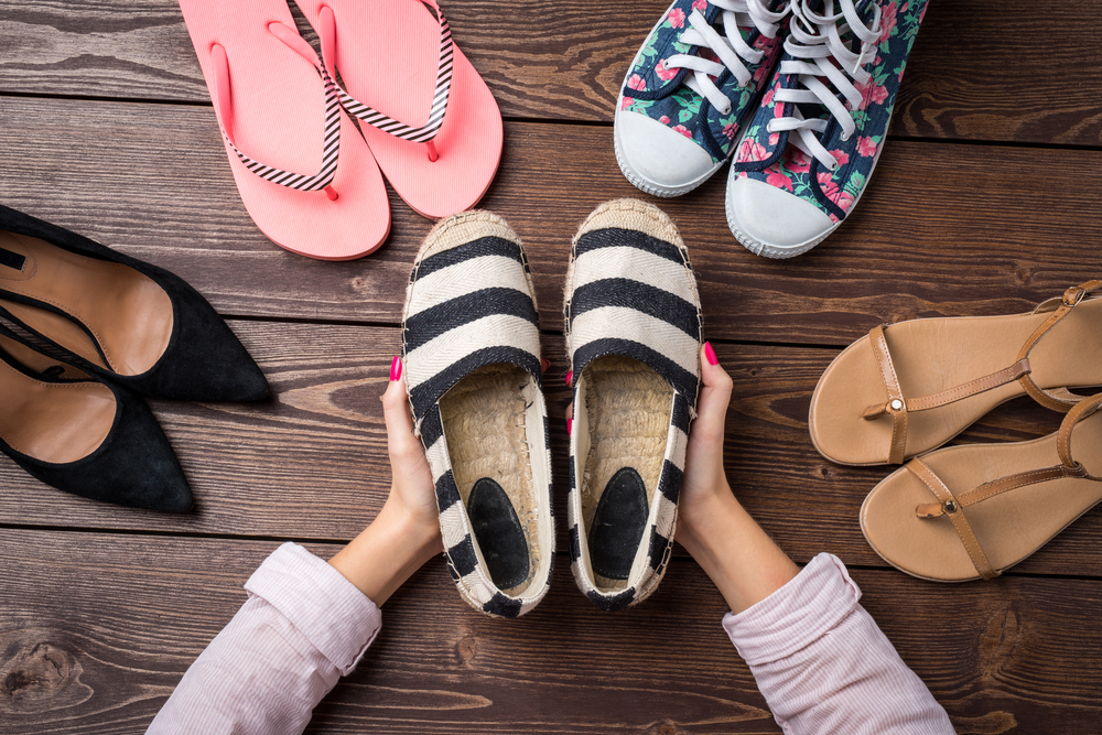 Śliskie stopy, odciski, otarcia - jak sobie radzić z letnimi butami?