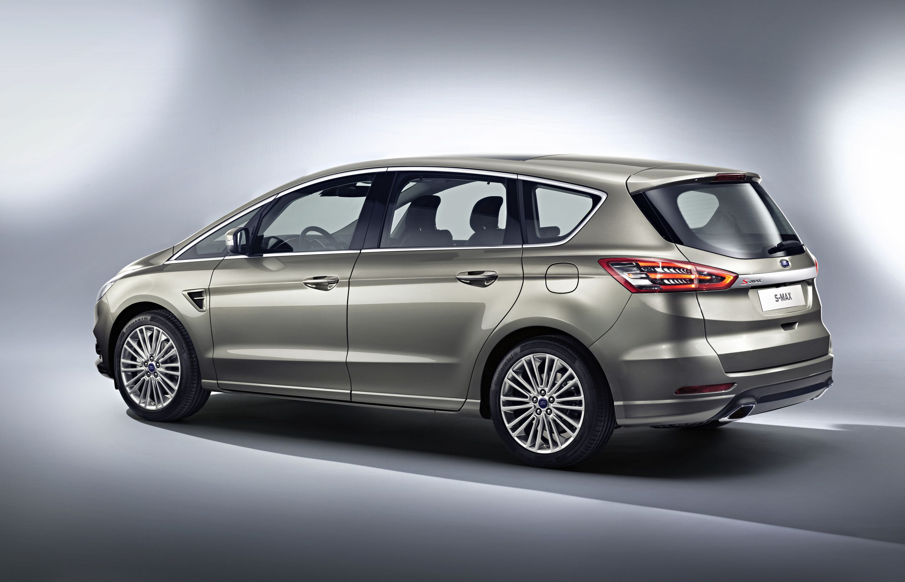 Nowy ford smax z napędem na cztery koła. Pierwsze ZDJĘCIA