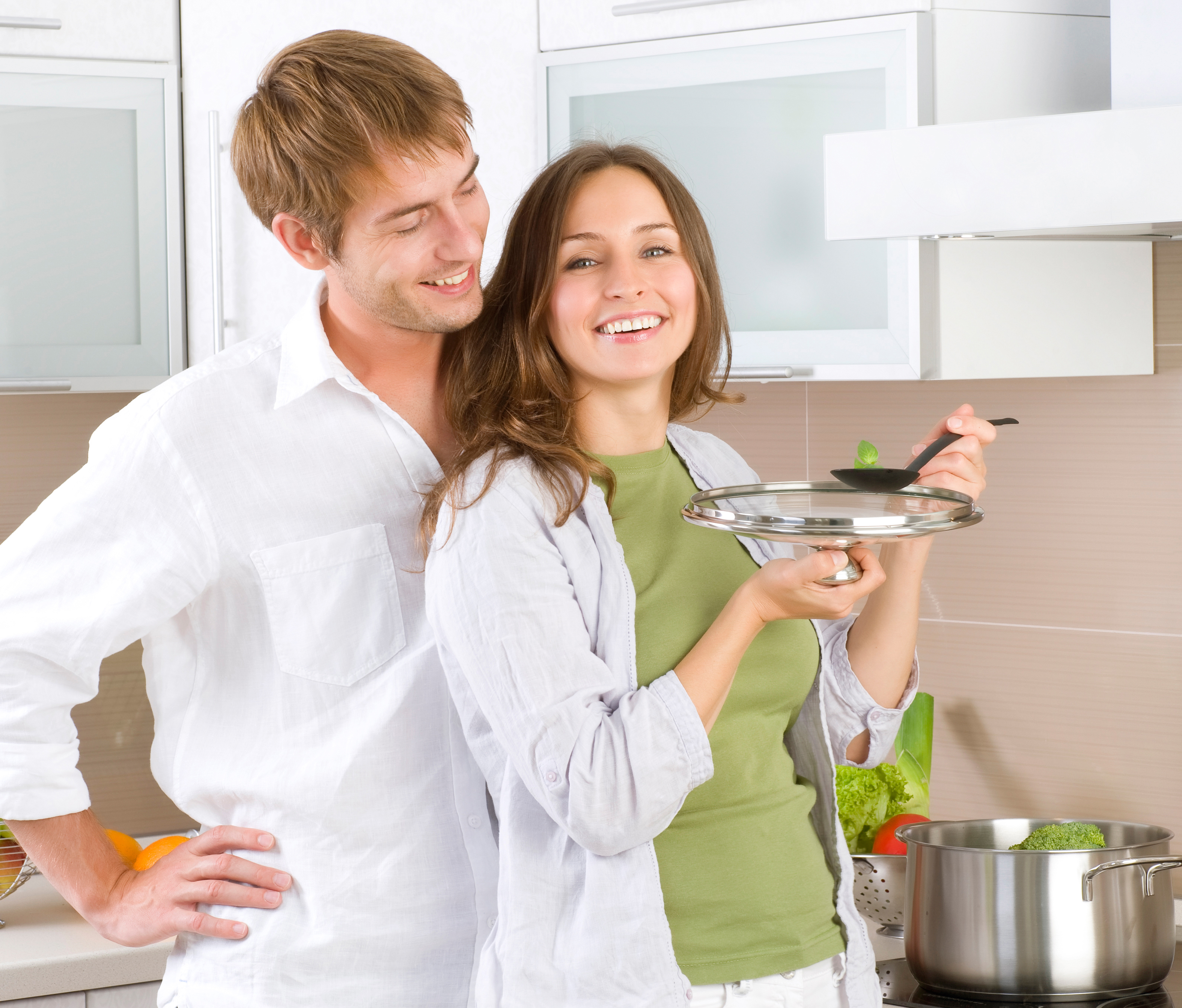 Семья беловых решила сделать ремонт на кухне. Мужчина и женщина на кухне. Семья на кухне. Люди на кухне. Счастливая пара на кухне.