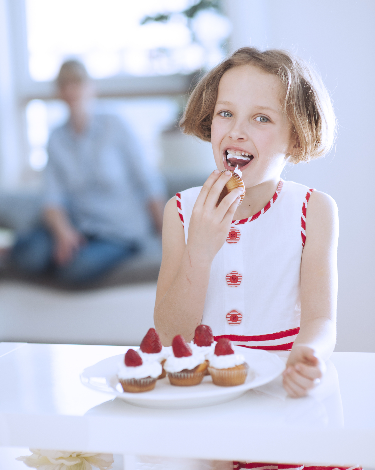 Eating young girls. Ребенок ест торт. Ребенок ест торт фотосессия. Ест кекс. Помогите девочке съесть торт.