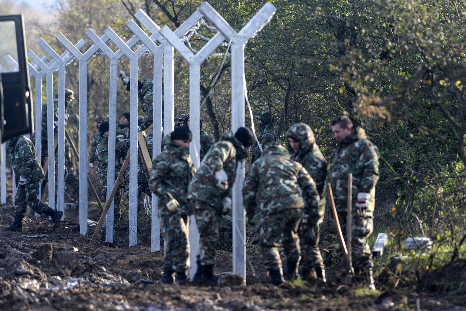 Macedonia buduje mur na granicy z Grecją