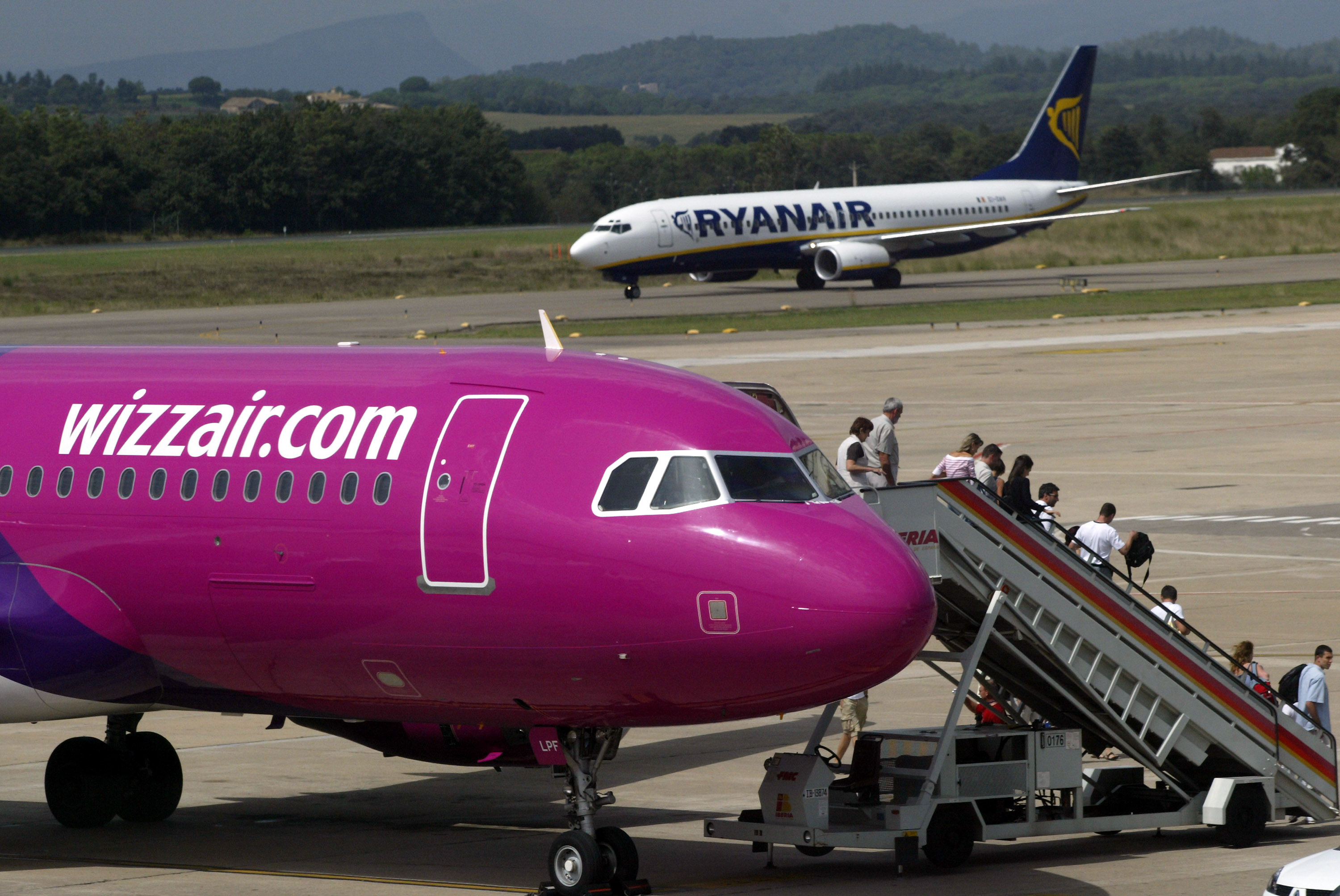 W iz. Wizz Air авиакомпания. Самолет Wizz авиакомпания. Wizz Air парк самолетов. Европейский лоукостер Wizz Air.