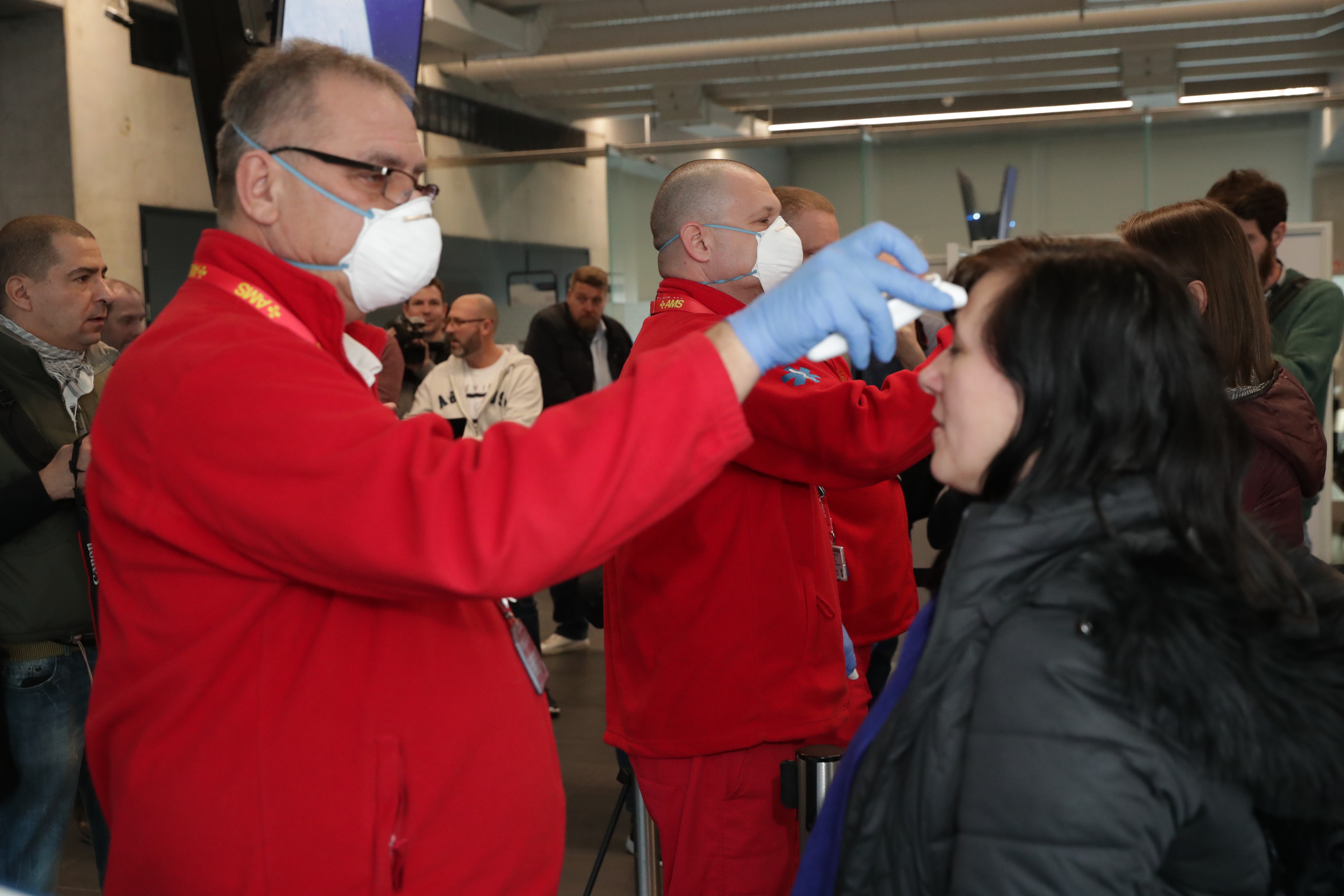 Bemutatták, hogyan mérik a Kínából érkezők lázát a Liszt Ferenc repülőtéren  - Blikk