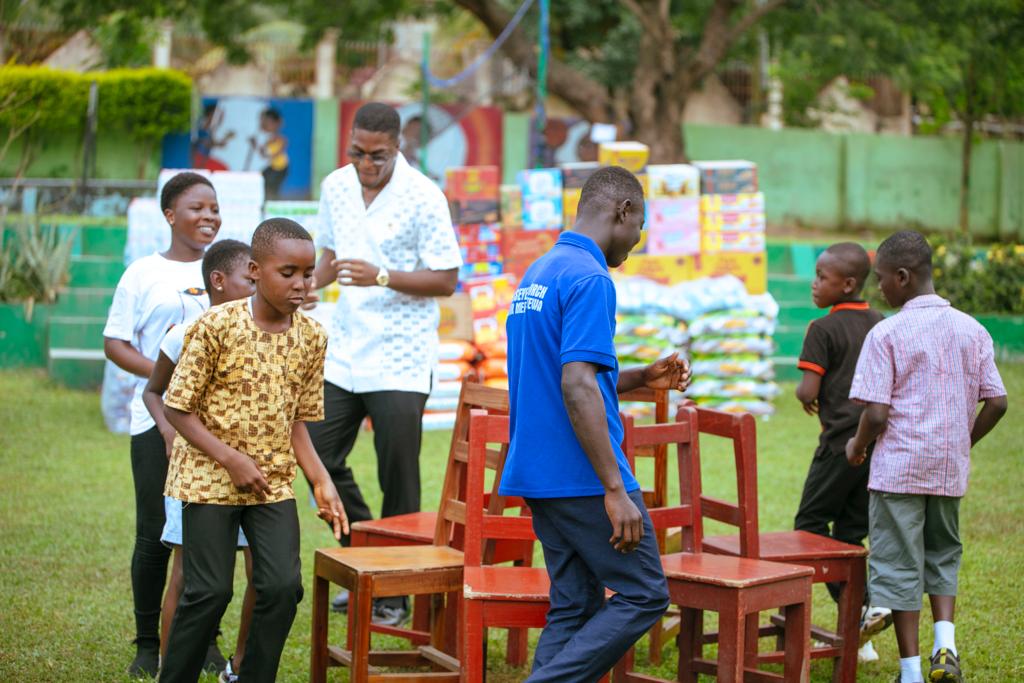 Sharaf Mahama celebrates 26th birthday with a donation and reading session with kids