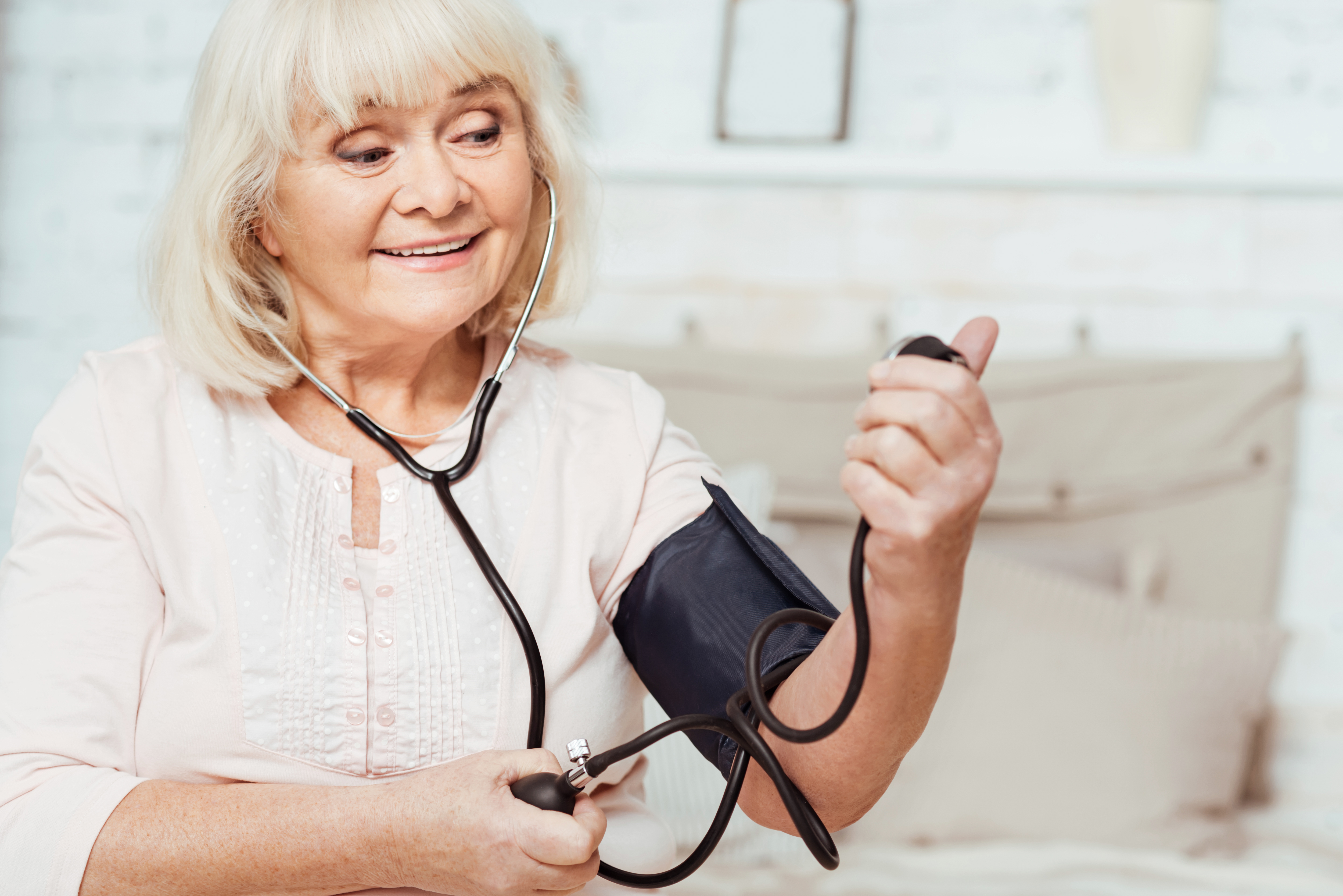Гипотония у пожилых. Женщина с тонометром. Женщина меряет давление. Измерение артериального давления у пожилых. Бабушка меряет давление.