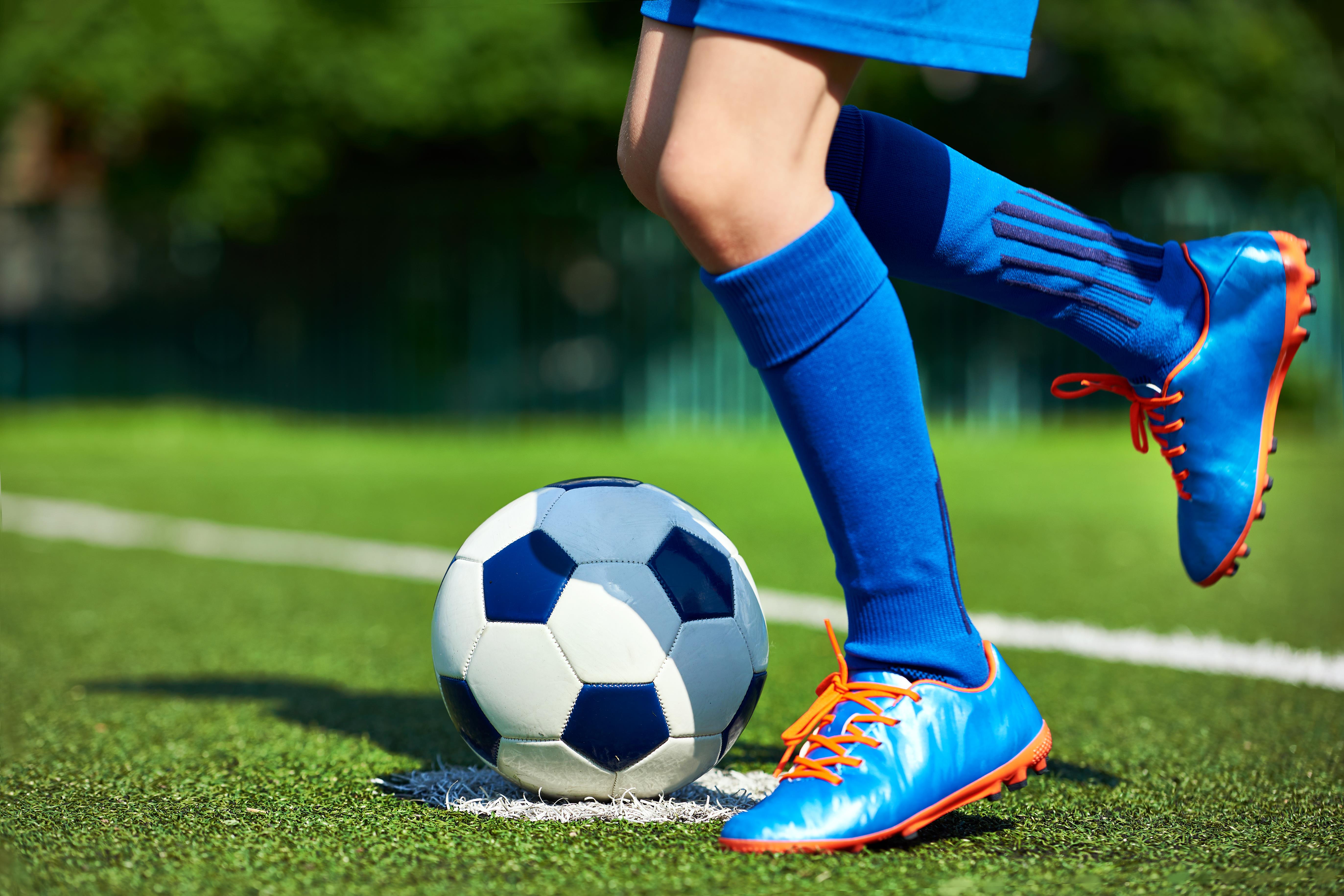 Grasz amatorsko w piłkę? Sprawdź te buty do piłki nożnej | Newsweek