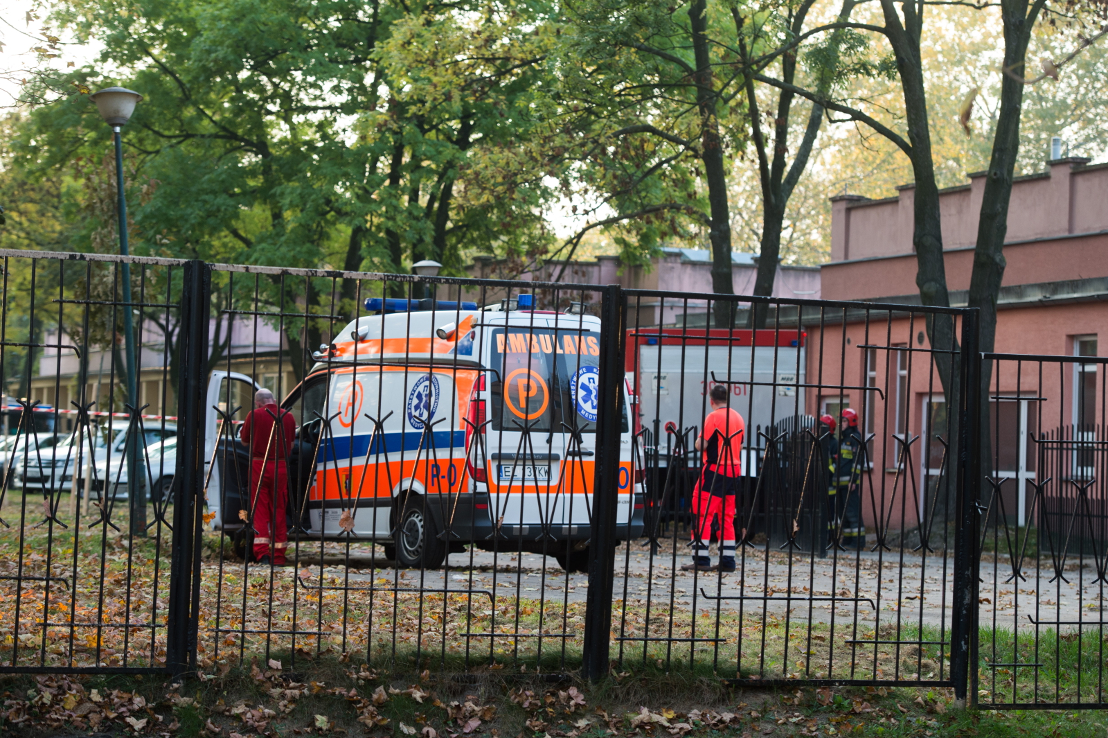 Szpital im. Biegańskiego w Łodzi zabezpieczony przez oddziały prewencji KWP w Łodzi, przyjechały też dekontaminacyjne wozy strażackie