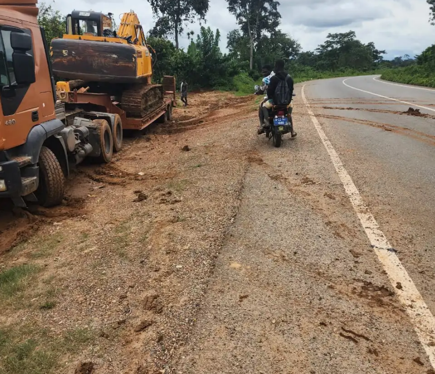 Angry Roads Minister Amoako-Atta forces illegal miners to wash mud on tarred road