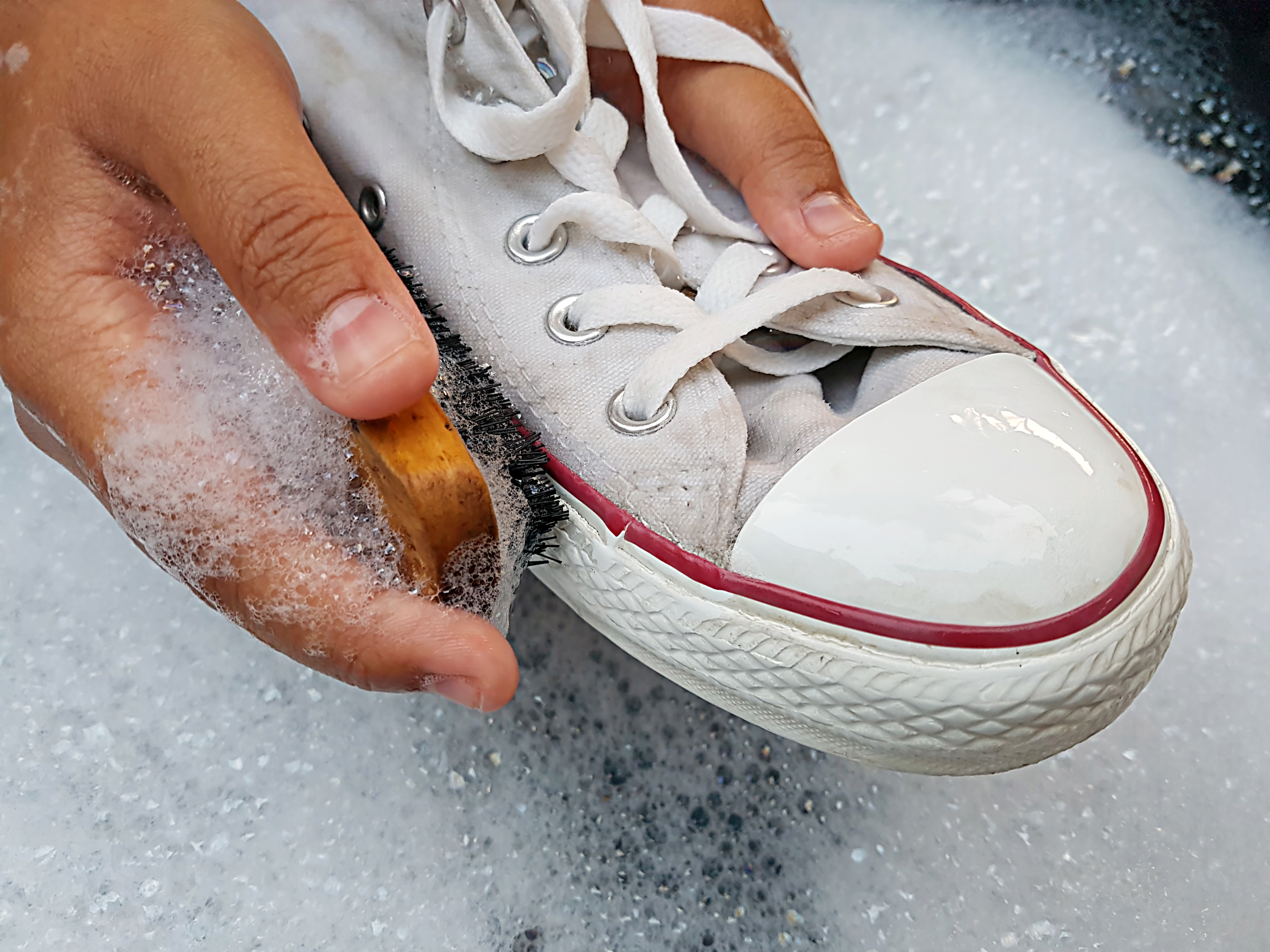 Протереть подошву. Помыть тканевые белые кроссовки. Мытье обуви. Начищенная обувь. Чистка белой обуви.