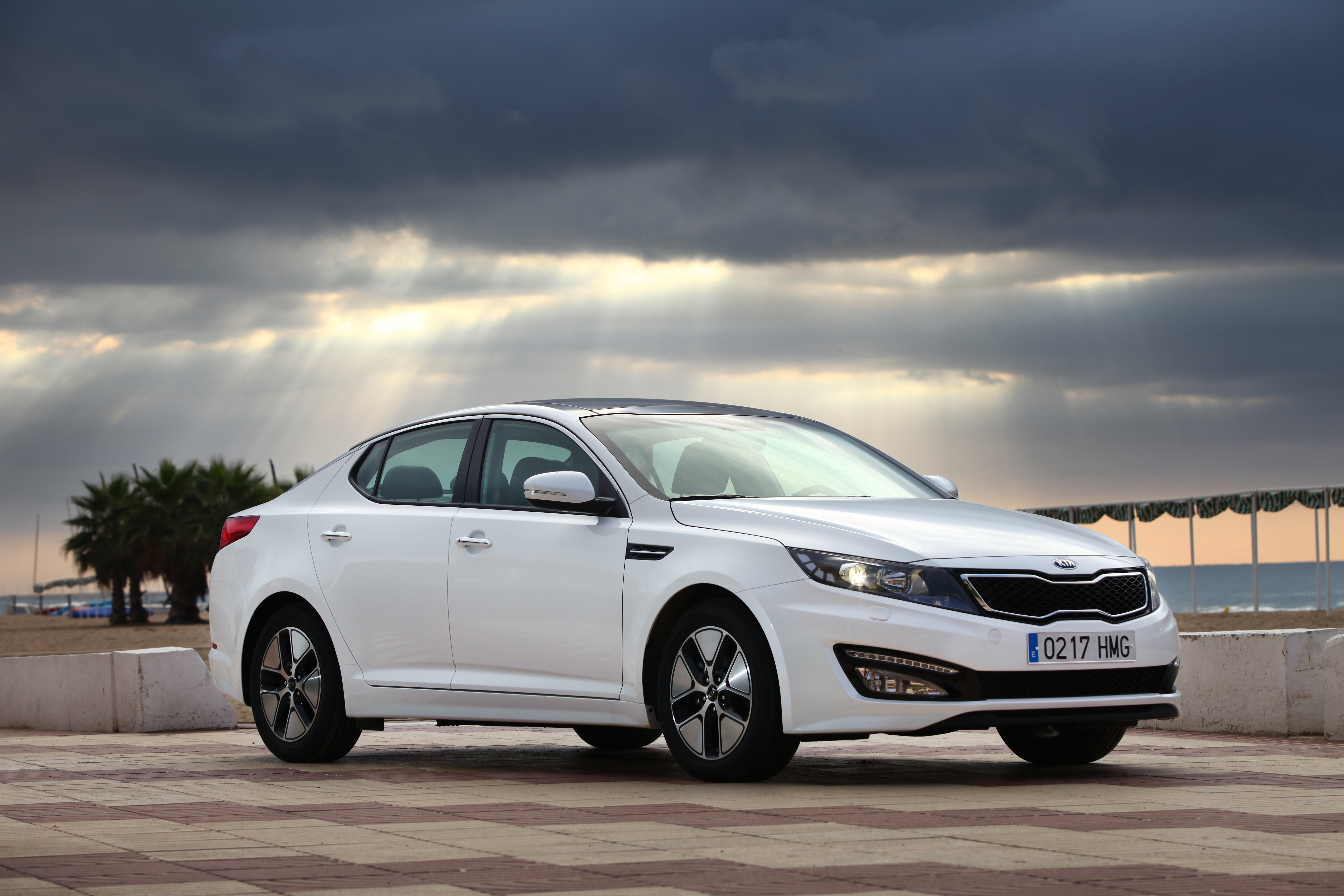 Rozbraja napędem i gwarancją. Kia optima hybrid w Polsce