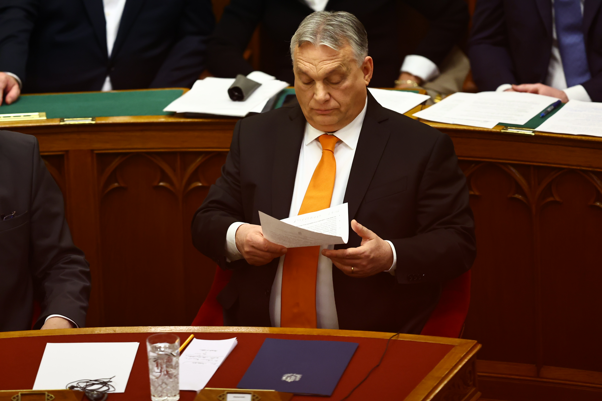 Orbán Viktor rendkívüli beszéde a a parlament előtt - Blikk