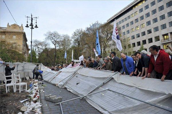 Tüntetők lebontották a Szabadság téri emlékmű kordonján - Blikk