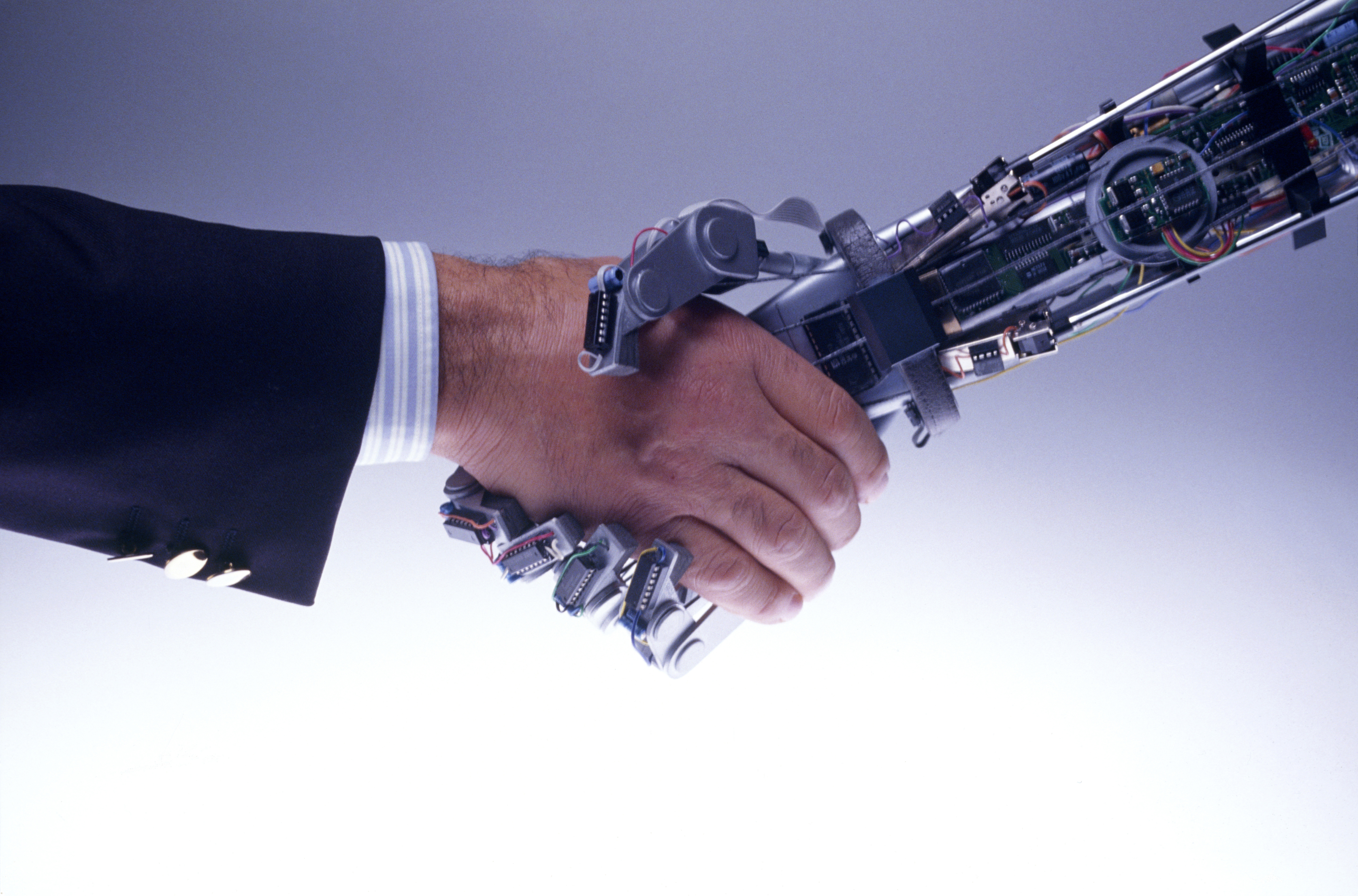 С высокой железной рукой. Рука робота. Рукопожатие робота и человека. Робот жмет руку человеку. Рука робота и человека.