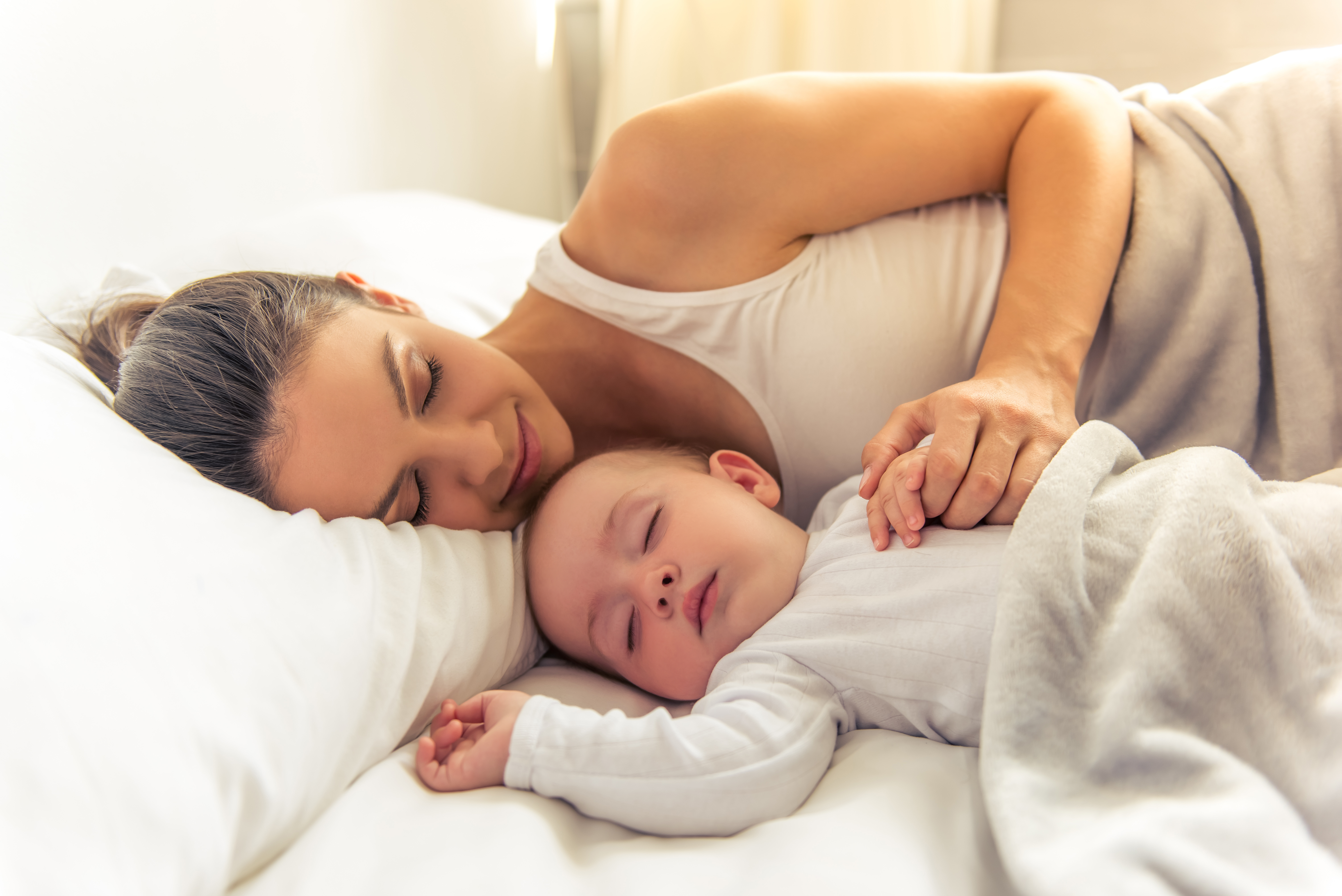 My mom sleeping. Мом слип. Совместный сон с ребенком. Мать с ребенком.