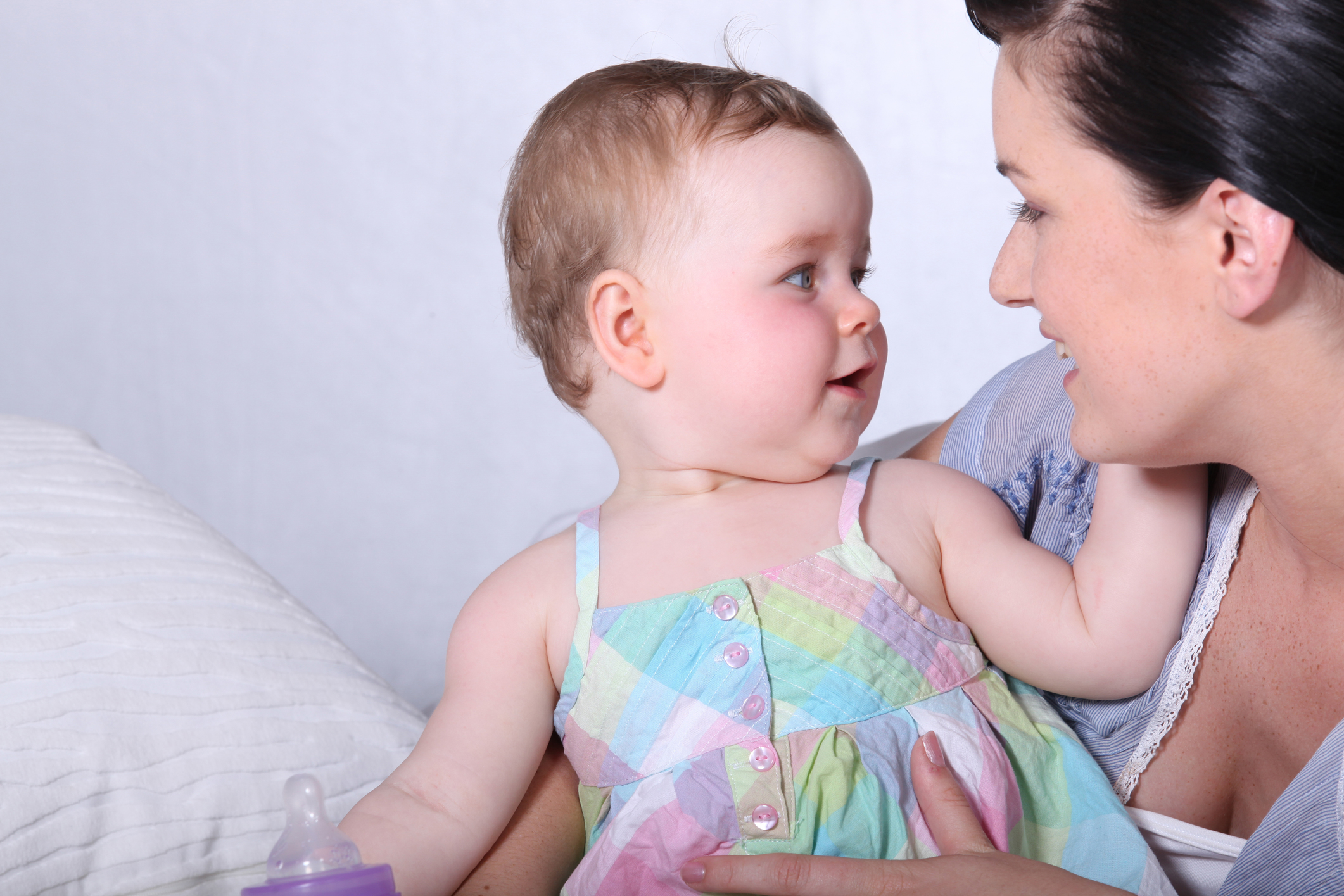 поласкать дитя. мальчик обнимает маму. мама целует малыша. теплые руки мамы. поласкать дитя.