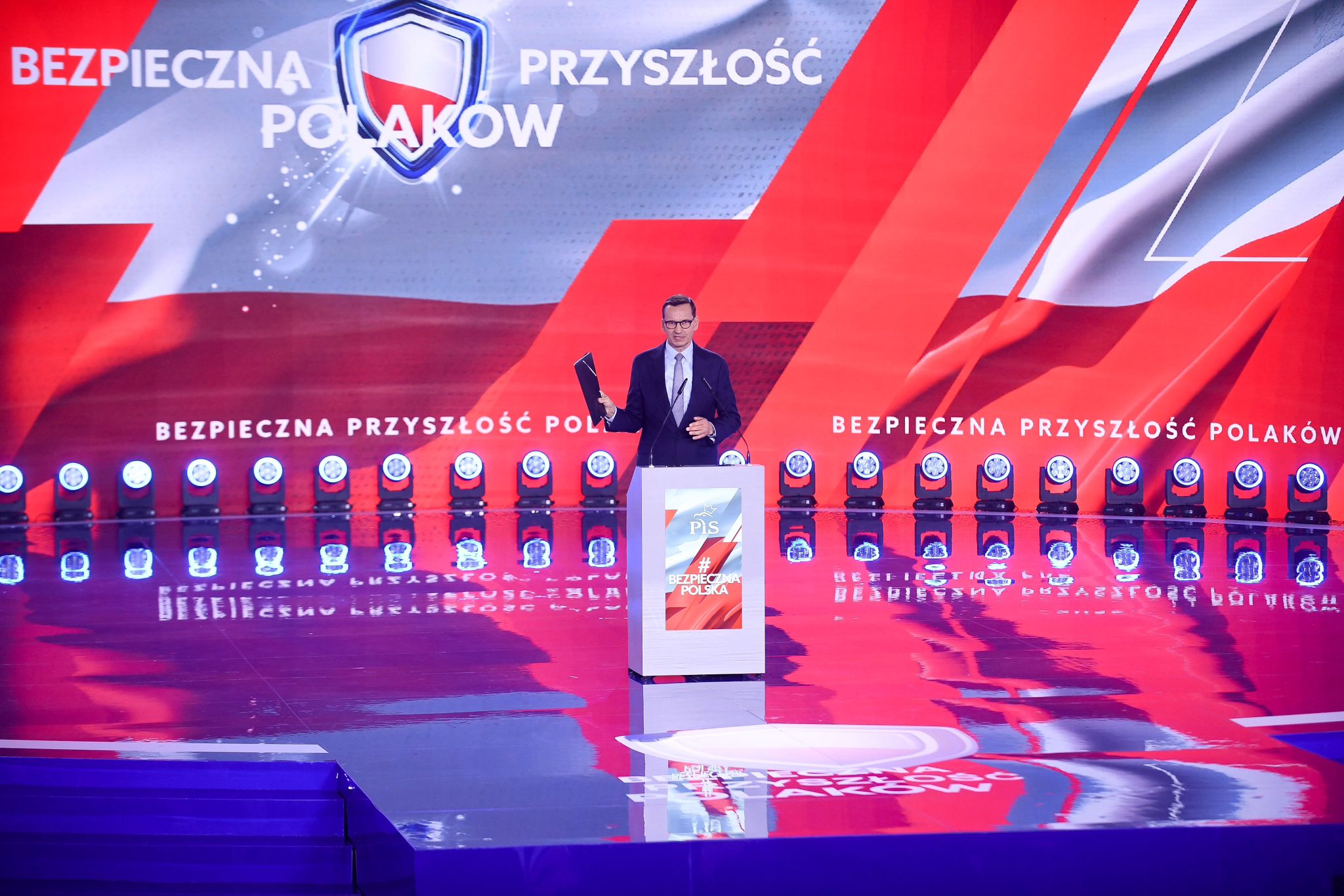 Konwencja PiS. Mateusz Morawiecki z "teczką Tuska"