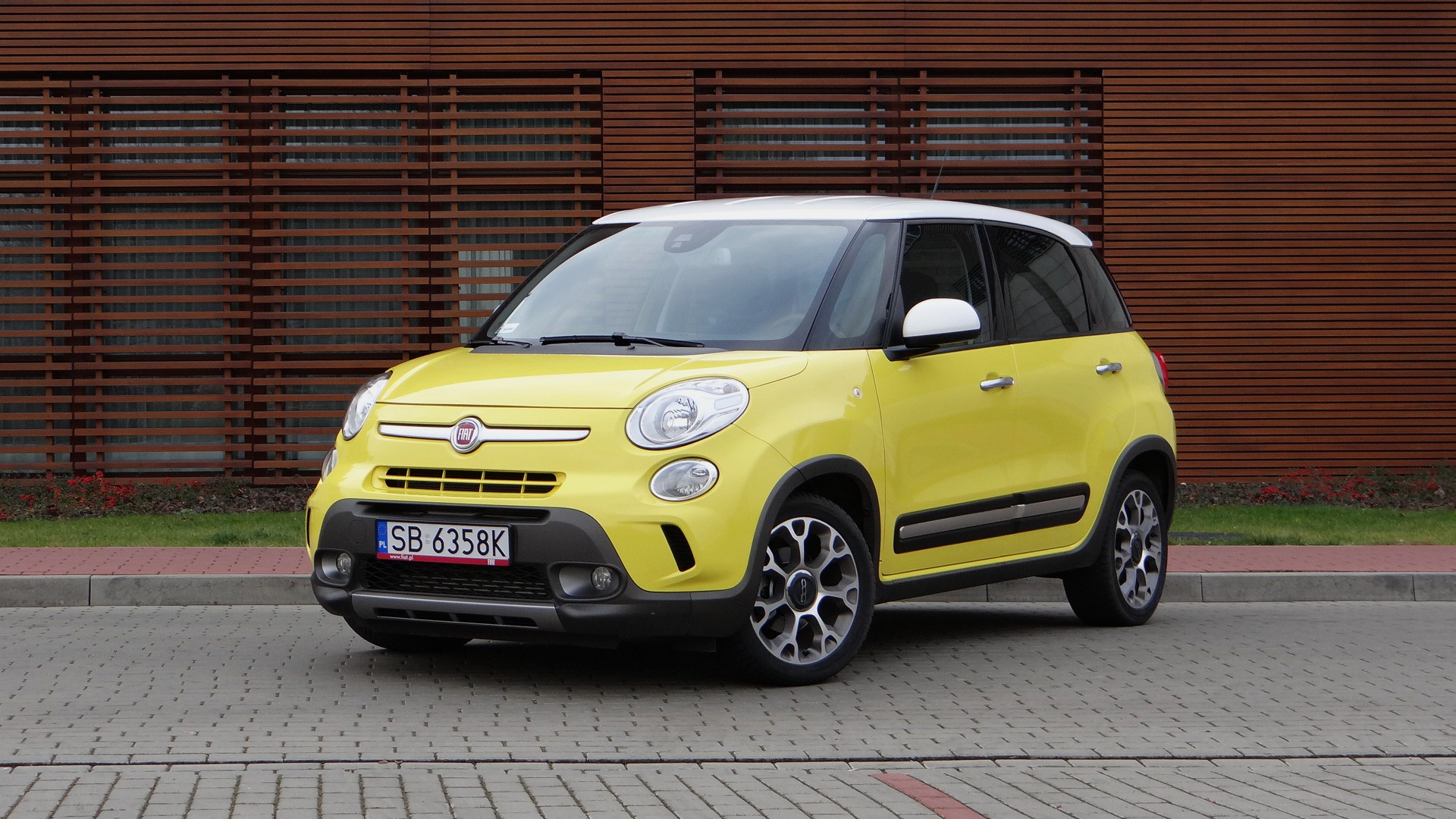 Nowy lek na polskie drogi! Fiat 500L Trekking to autobus w