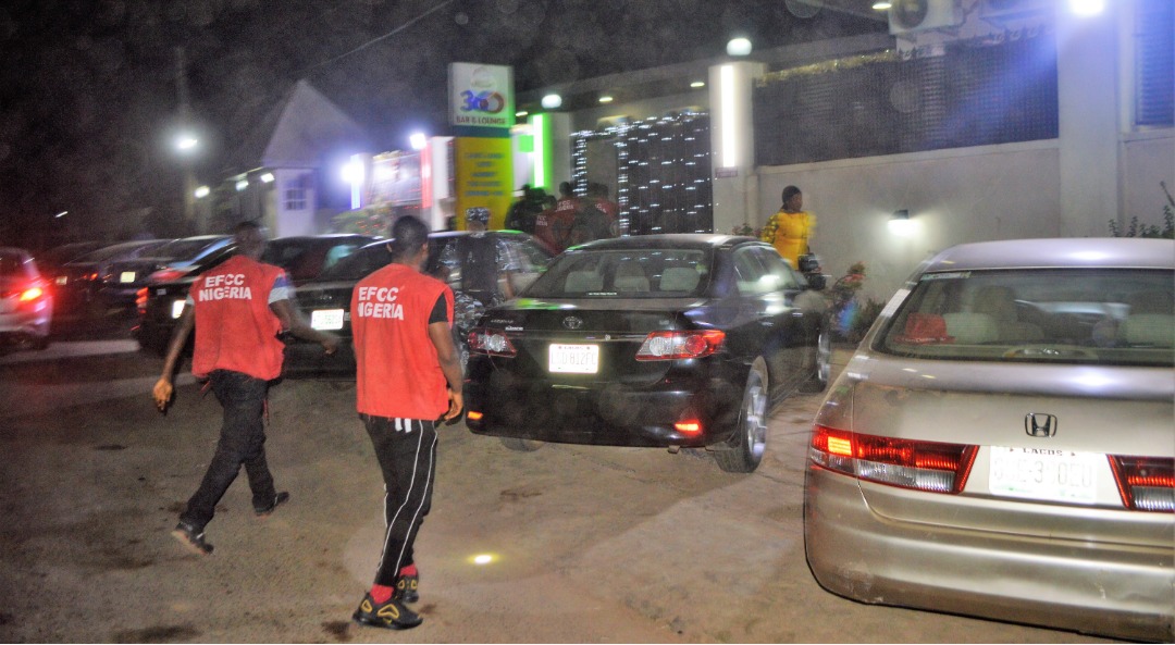 EFCC arrests 89 suspected 'Yahoo Boys' in Ibadan night club | Pulse Nigeria
