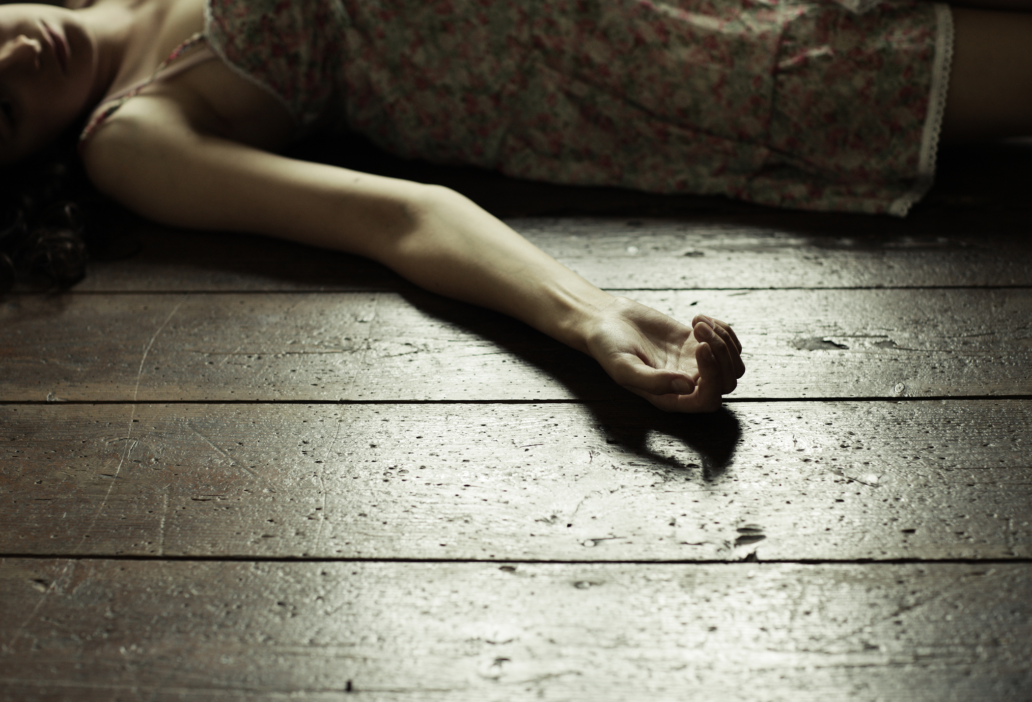 Без сознания 18. Женщина лежи на полу.