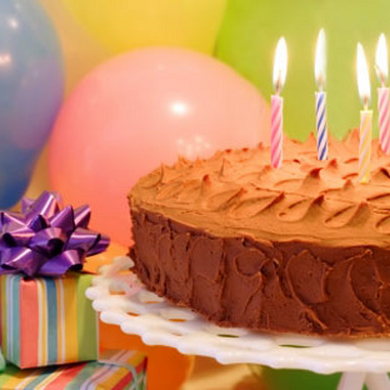 Www днем рождения ru. Торт с днем рождения!. Свеча в торт "с днем рождения". С днём рождения шары и торт. С днём рождения торт шарики.