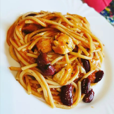 Szaftos paradicsomos vörösbabos-kukoricás csirkemell kockák spagetti tésztával