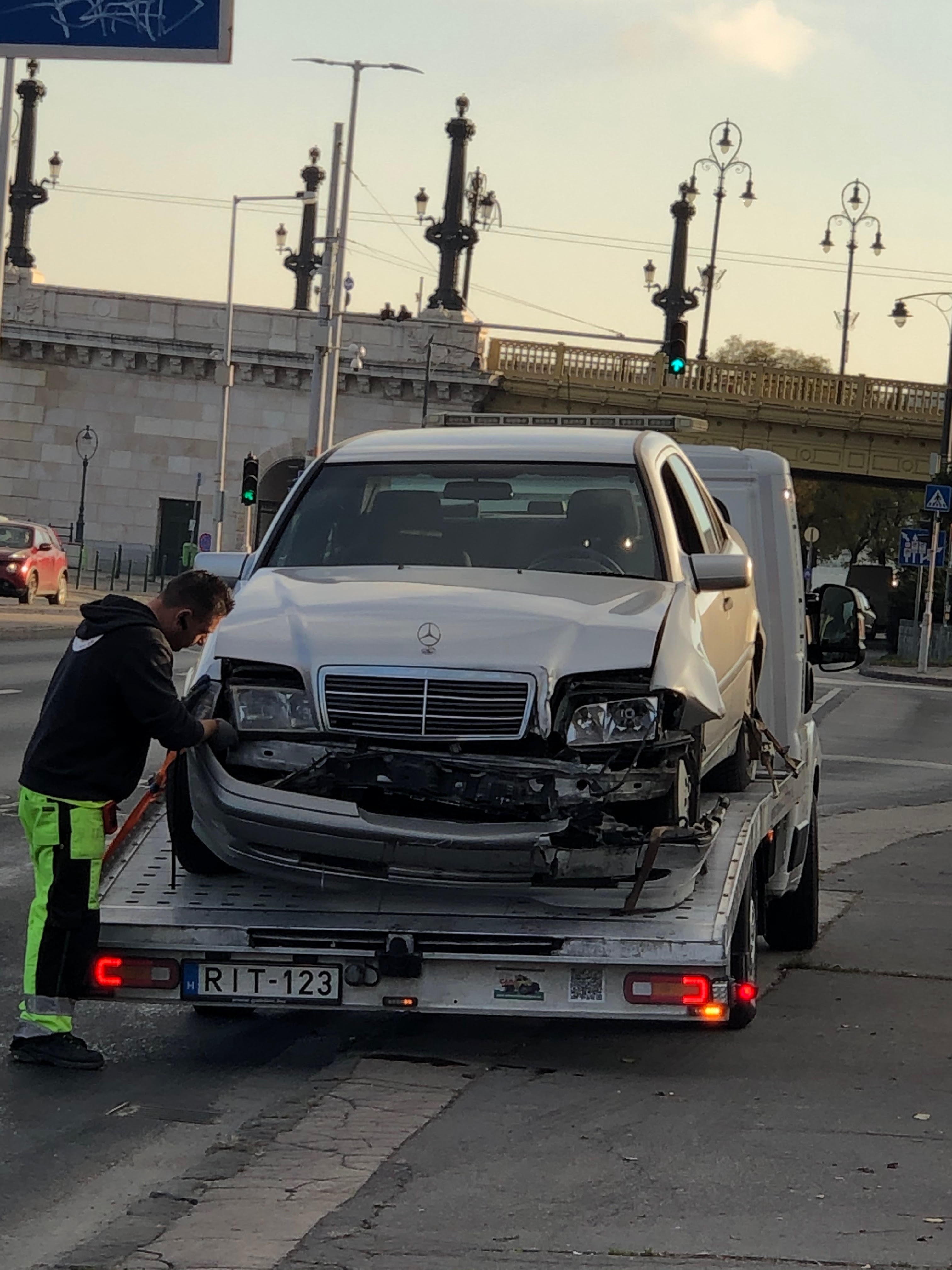 Két autót zúzott le Nika György, a tiltótábla ellenére kanyarodott - Blikk