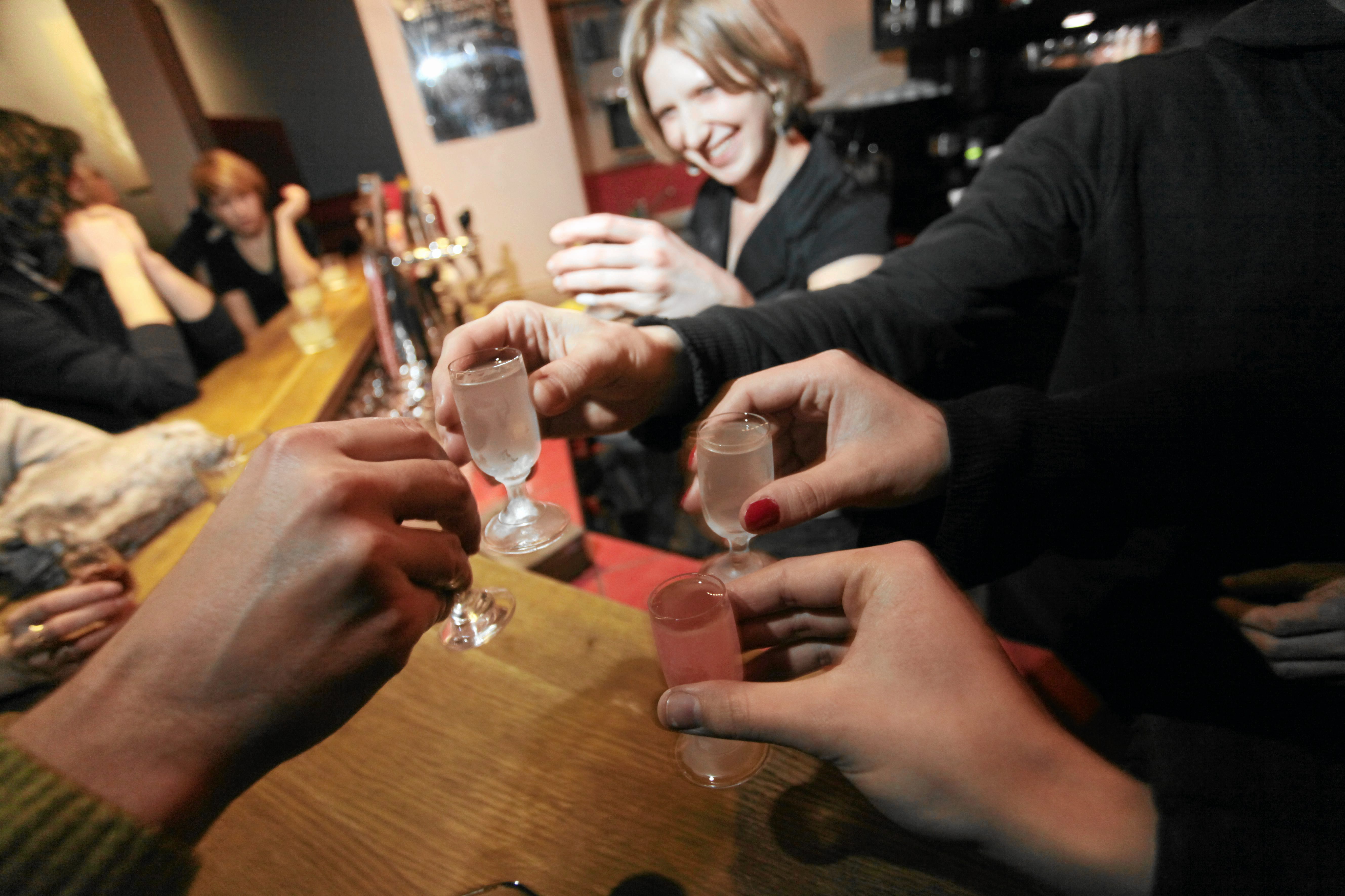 ziowka (mita, melisa, kwiaty lipy), gin na bazie pdw sosny i jaowca, orzechwka (z rozpuszczenia cukru, wstrzsajc po kilka razy na dzie i trwa to min. 1,5 kg) mieszanych wini. Co z randkami w internecie? Oryginalne nalewki. Gdzie w Trjmiecie? - Kulinarne