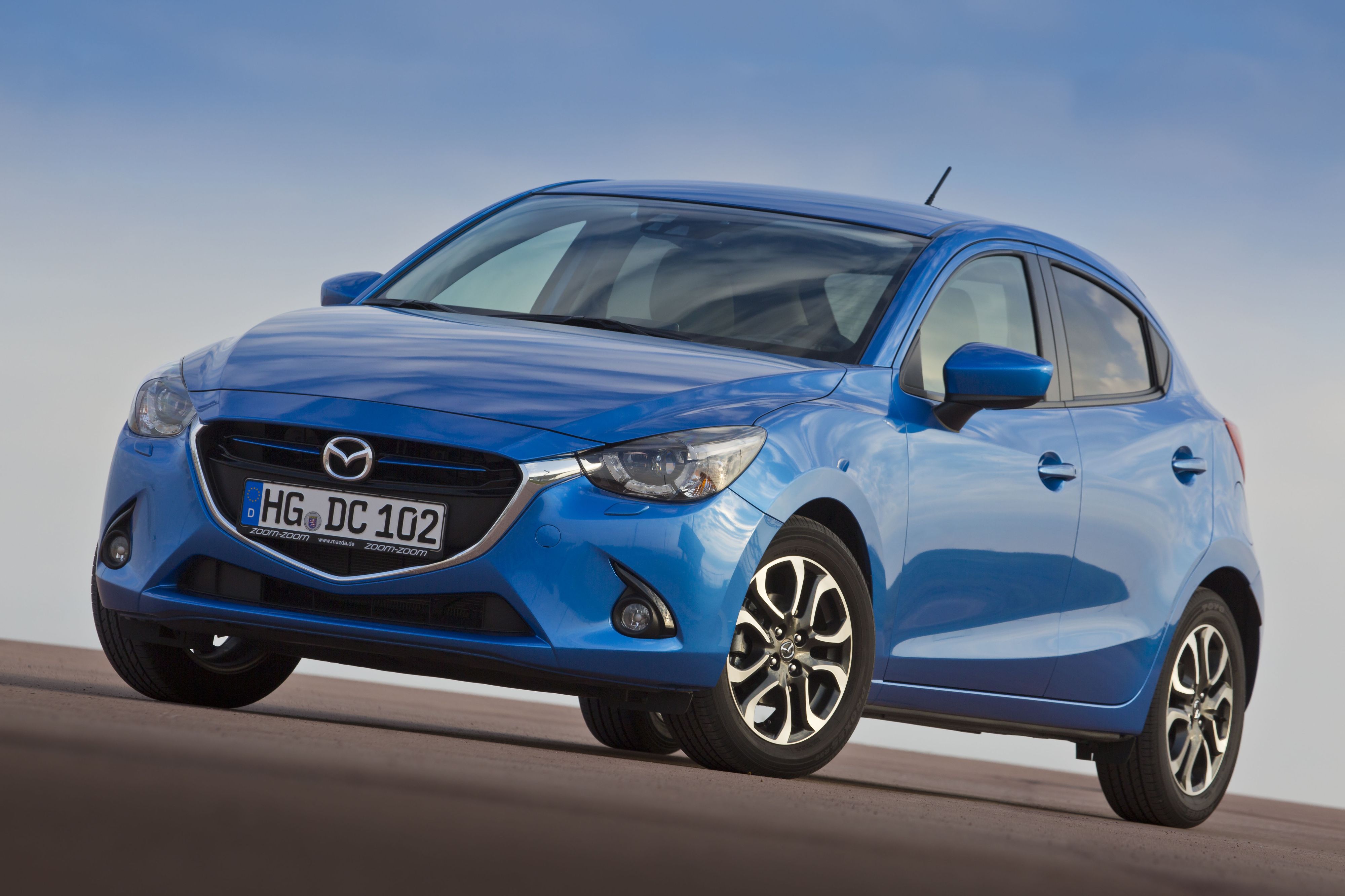 Mazda już sprzedaje w Polsce nowy i najtańszy model. Nowa