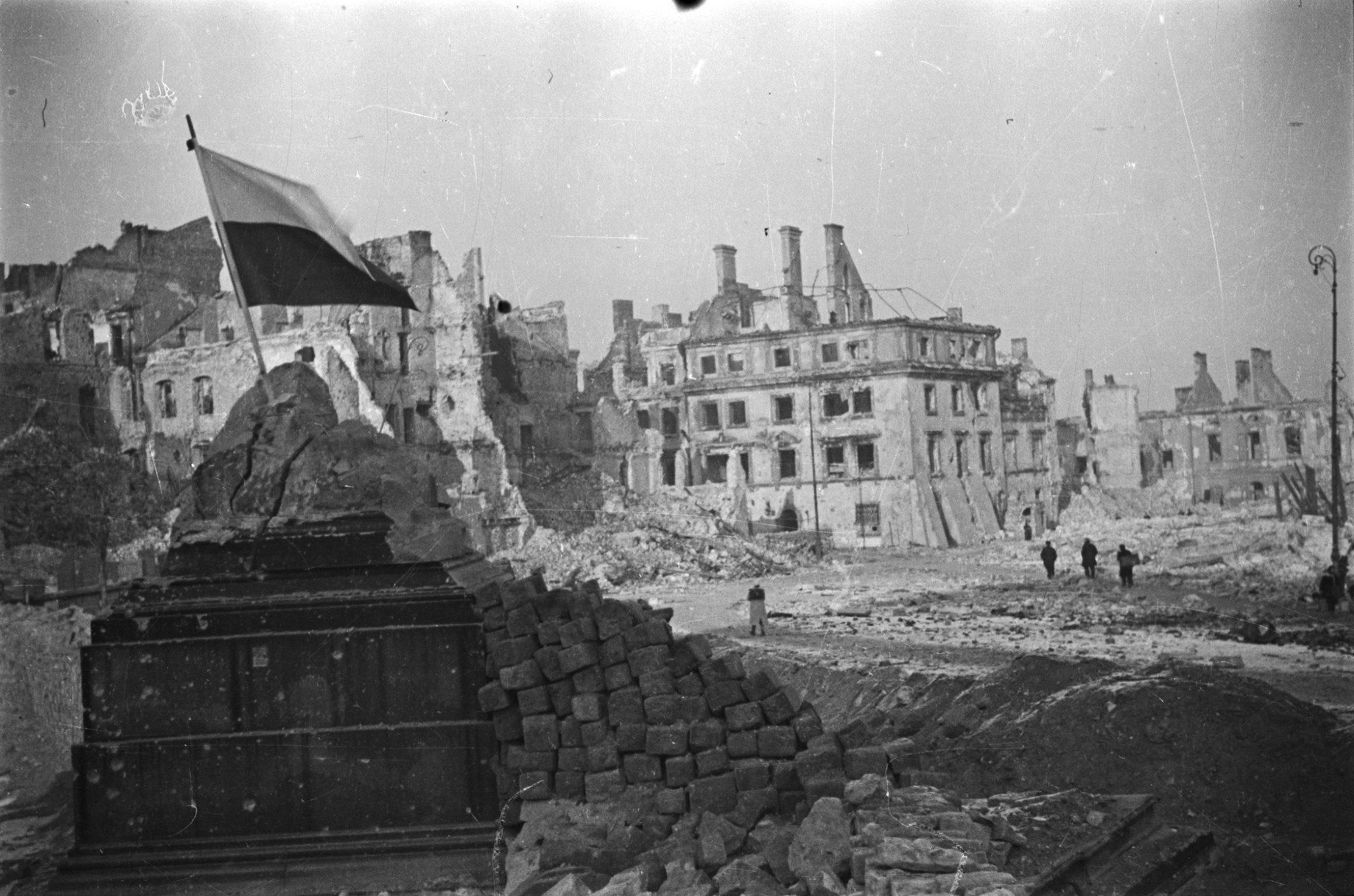 Варшава 1945 год. Познань немецкая оккупация. Польский флаг над Варшавой. Знамя Победы Варшава. Фото города Познань во время войны.