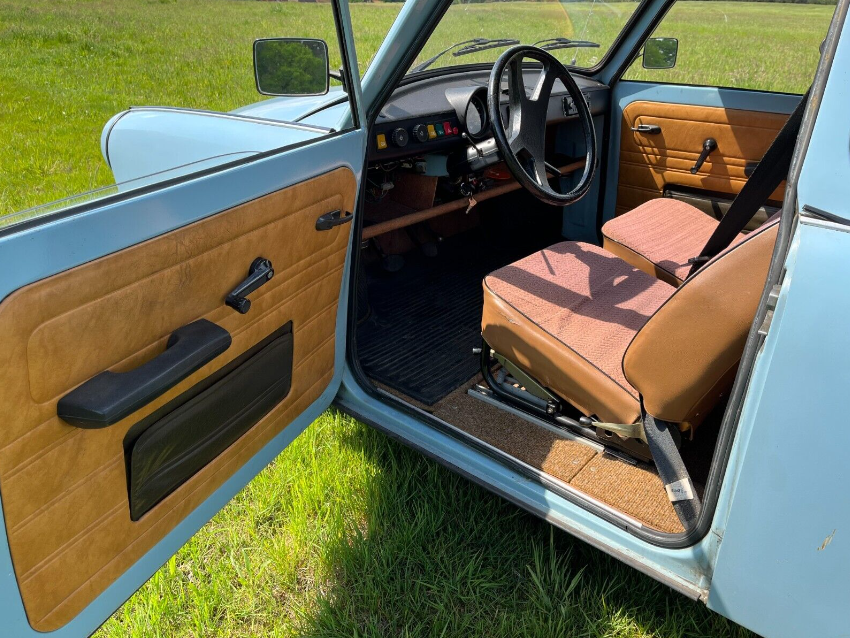 Az interneten keresi új társát ez az égszínkék Trabant 601 - Blikk
