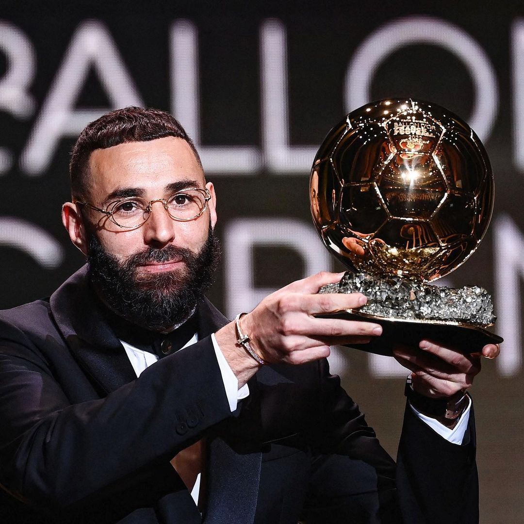 Karim Brnzema showcases the Ballon d'Or trophy moments after winning it on October 17, 2022.