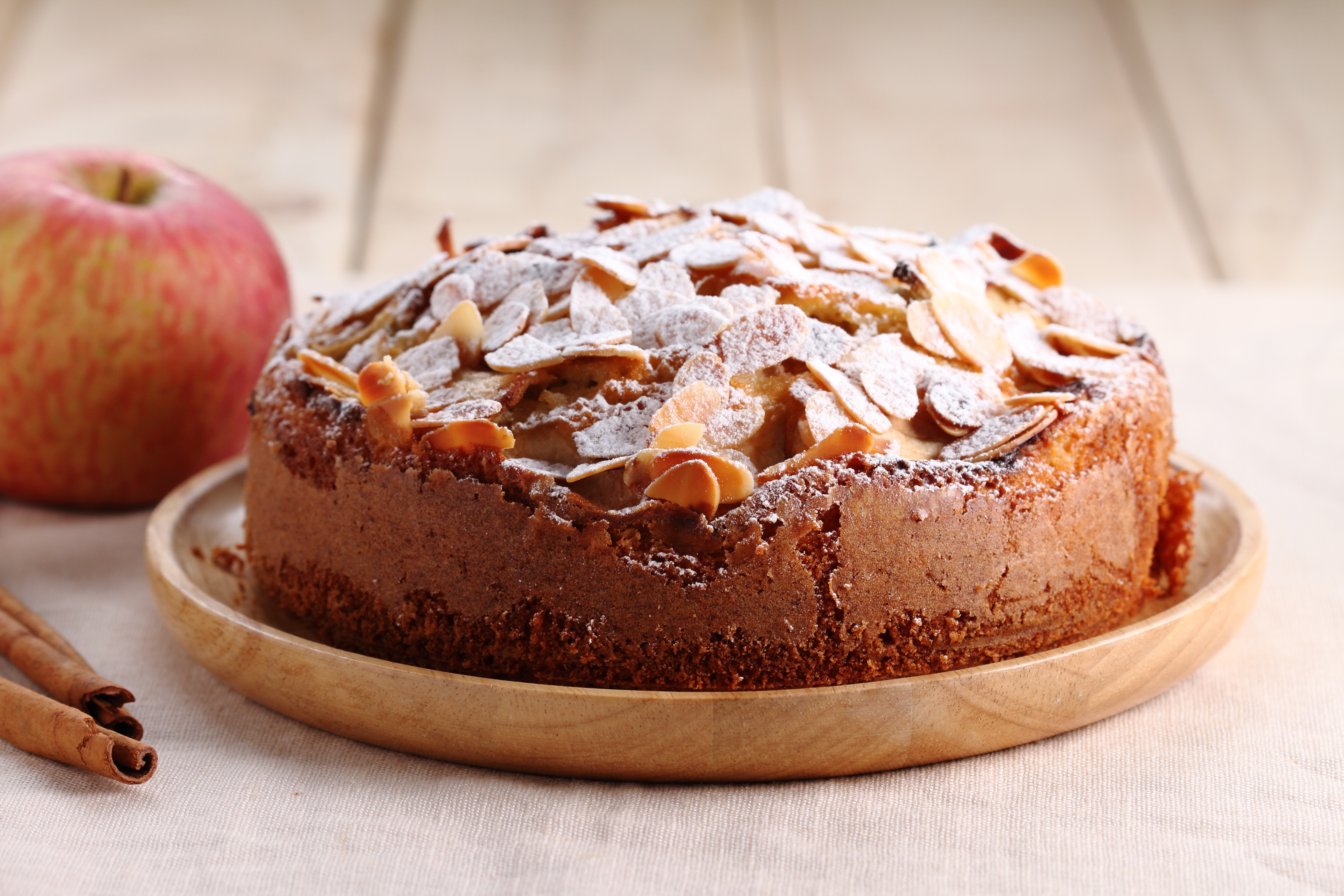 Jabłkowo-cynamonowe ciasto z orzechami i migdałami - przepis - Onet  Gotowanie