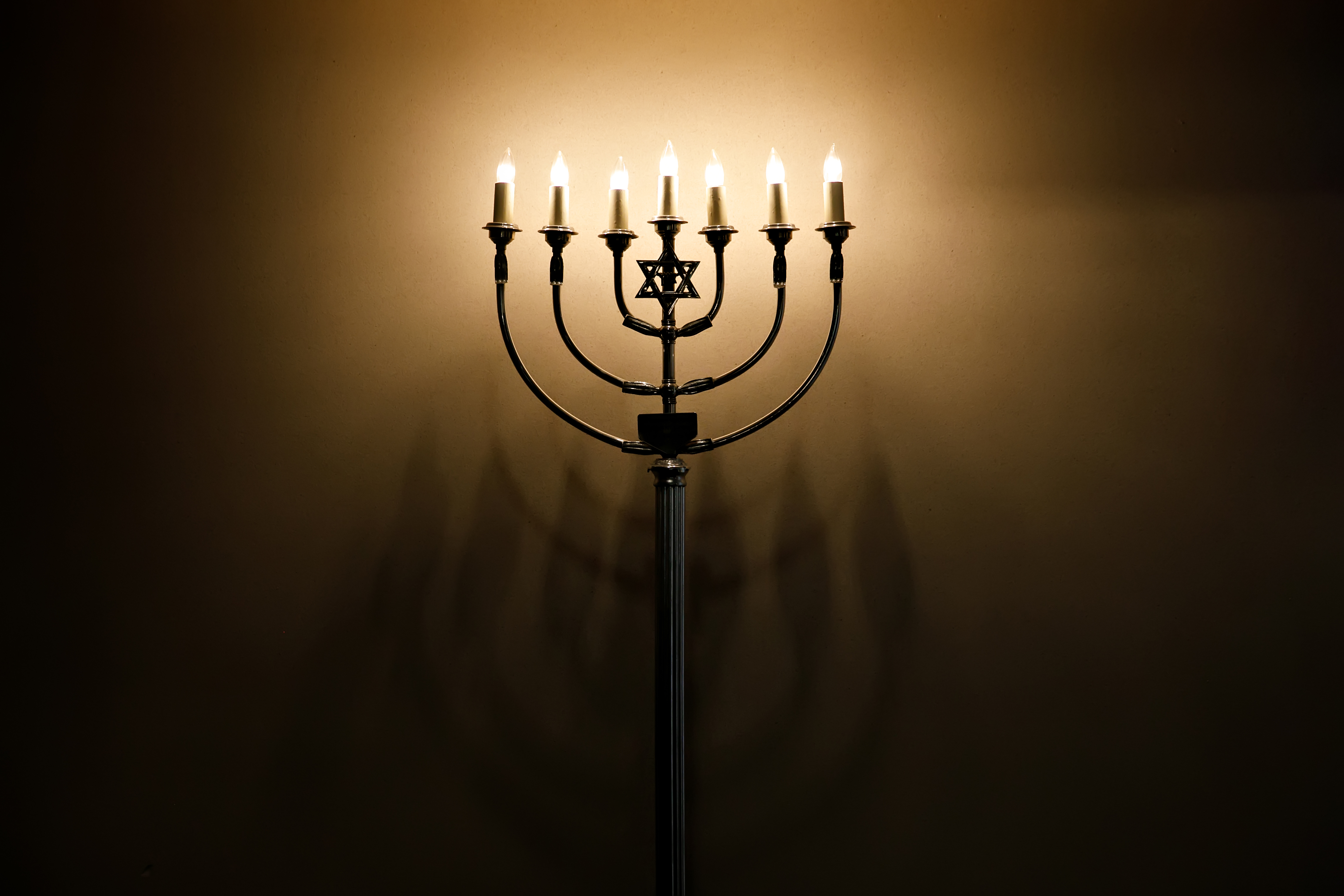 Menora – żydowski symbol judaizmu. Historia, symbolika i znaczenie -  Wiadomości