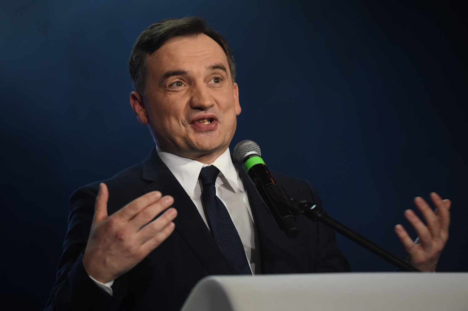 Po czterech latach bezkarności ludzie obozu władzy tracą czujność. Ich rozgrywki przypominają wojny mafijne