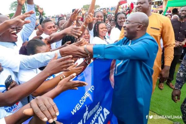 Bawumia mobbed by massive crowd as he commissions projects in Ashanti Region