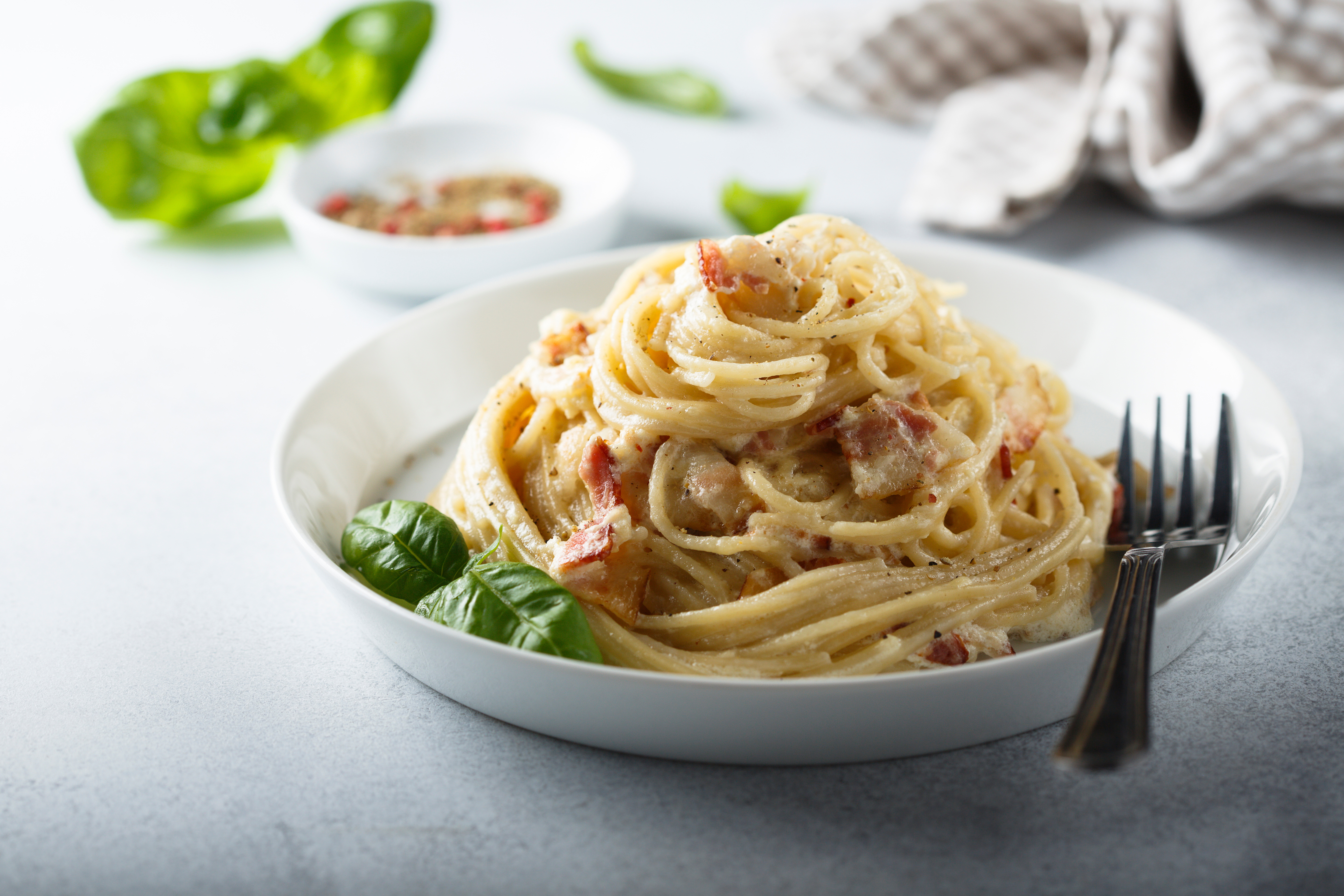 Рецепт пасты быстро и вкусно. Паста карбонара. Итальянская паста карбонара. Фетучини карбонара. Макароны карбонара.