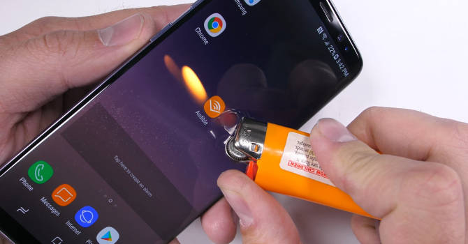 Ekstremalny test Samsunga Galaxy S8 - jak smartfon znosi podpalanie i  rysowanie? (wideo)