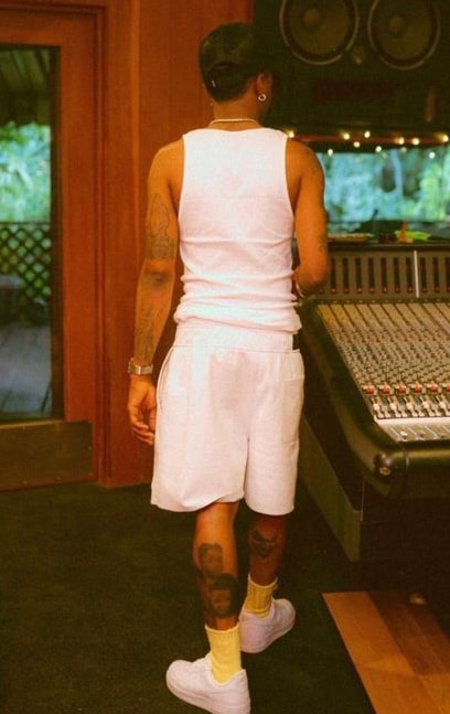 Grammy-winning singer, Wizkid showing off the beautiful tattoo [Instagram@tooxclusive]