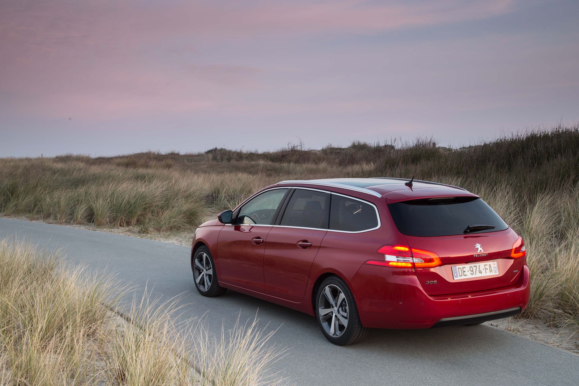 Nowe kombi już atakuje Toyotę, Kię w Polsce! Peugeot 308