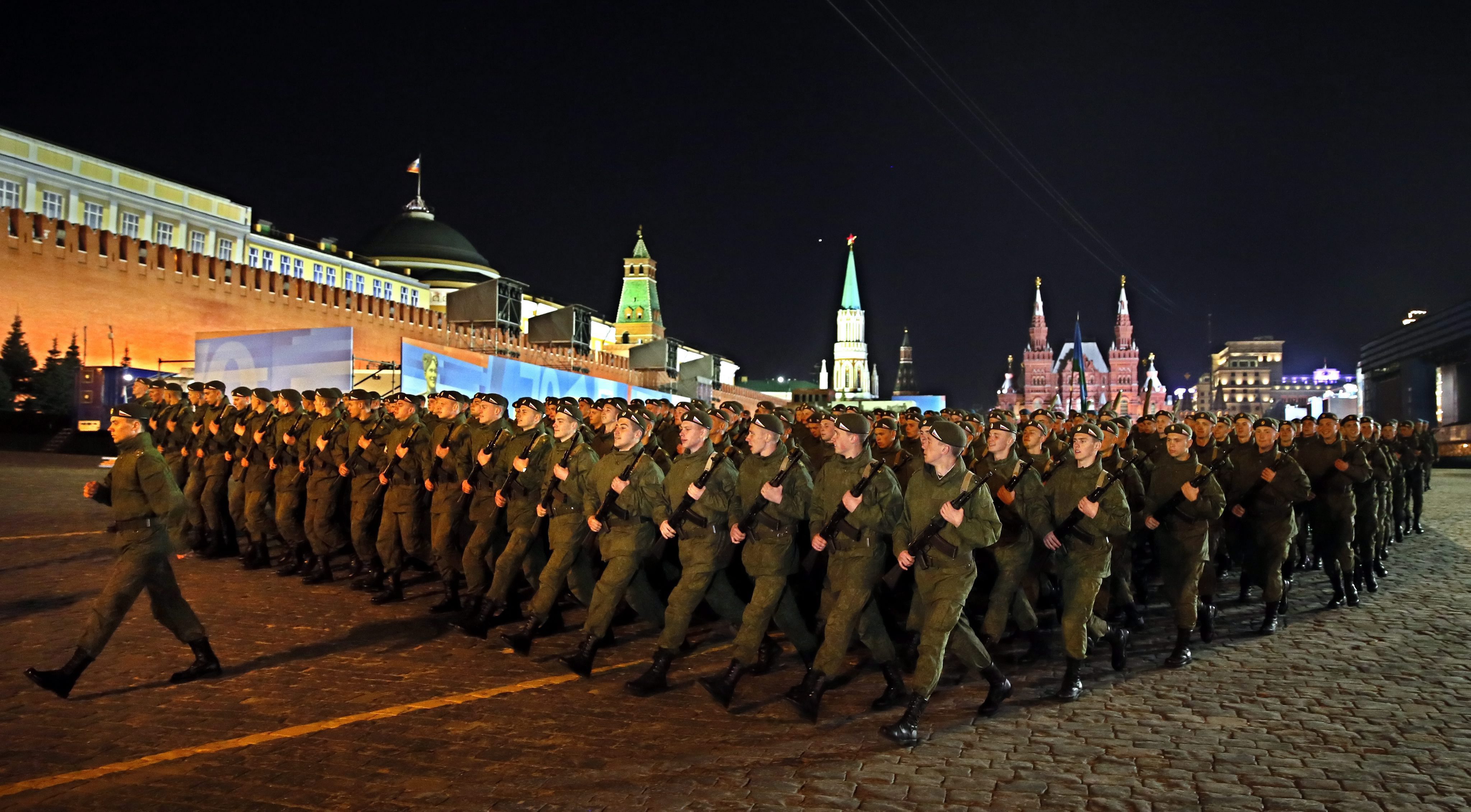 Во сколько показывают парад победы по телевизору. ВУМО парад. Парад на красной площади.