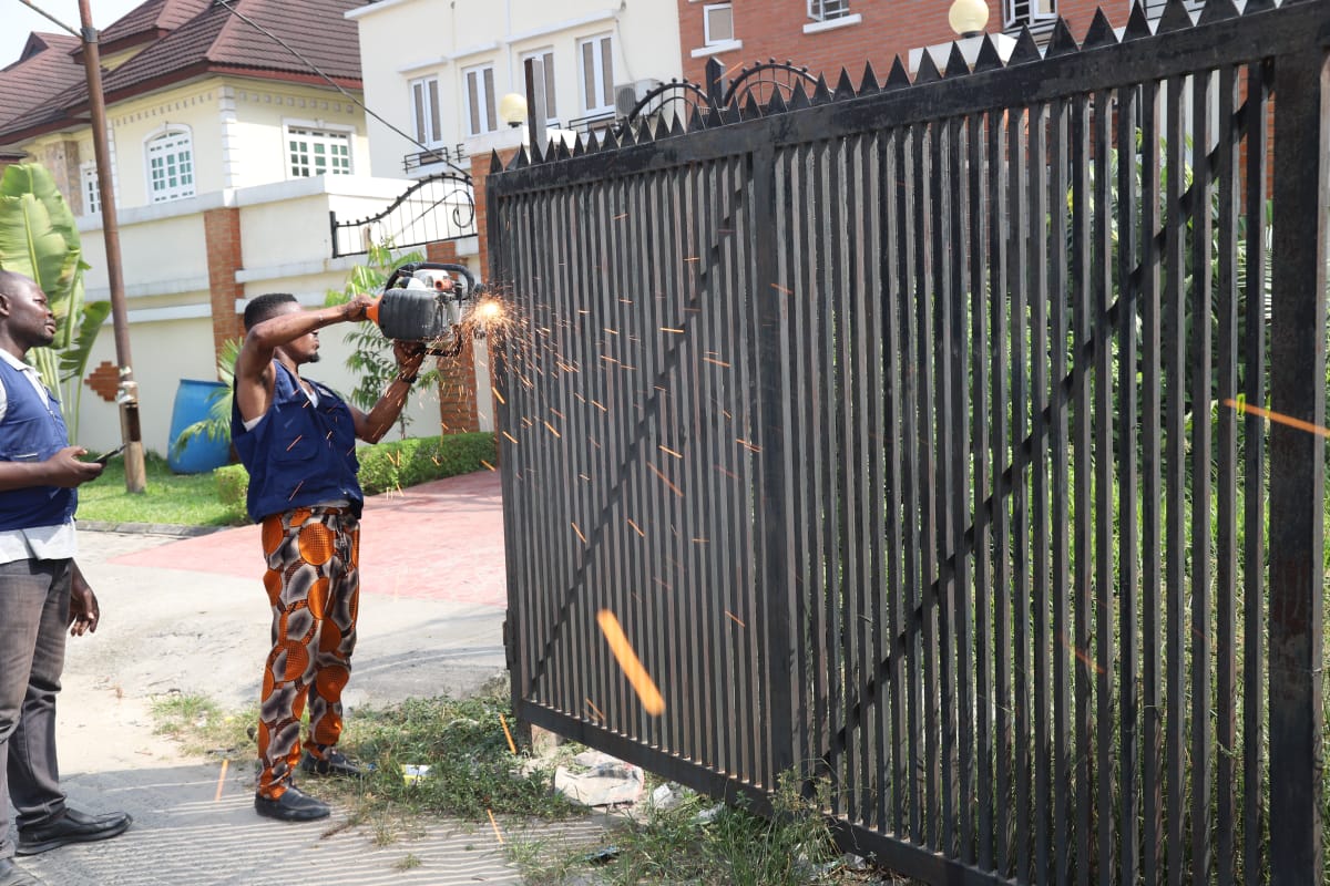 Lagos govt moves to ease traffic in Lekki, pulls down illegal gates, barriers. [Twitter:@FollowLASG]